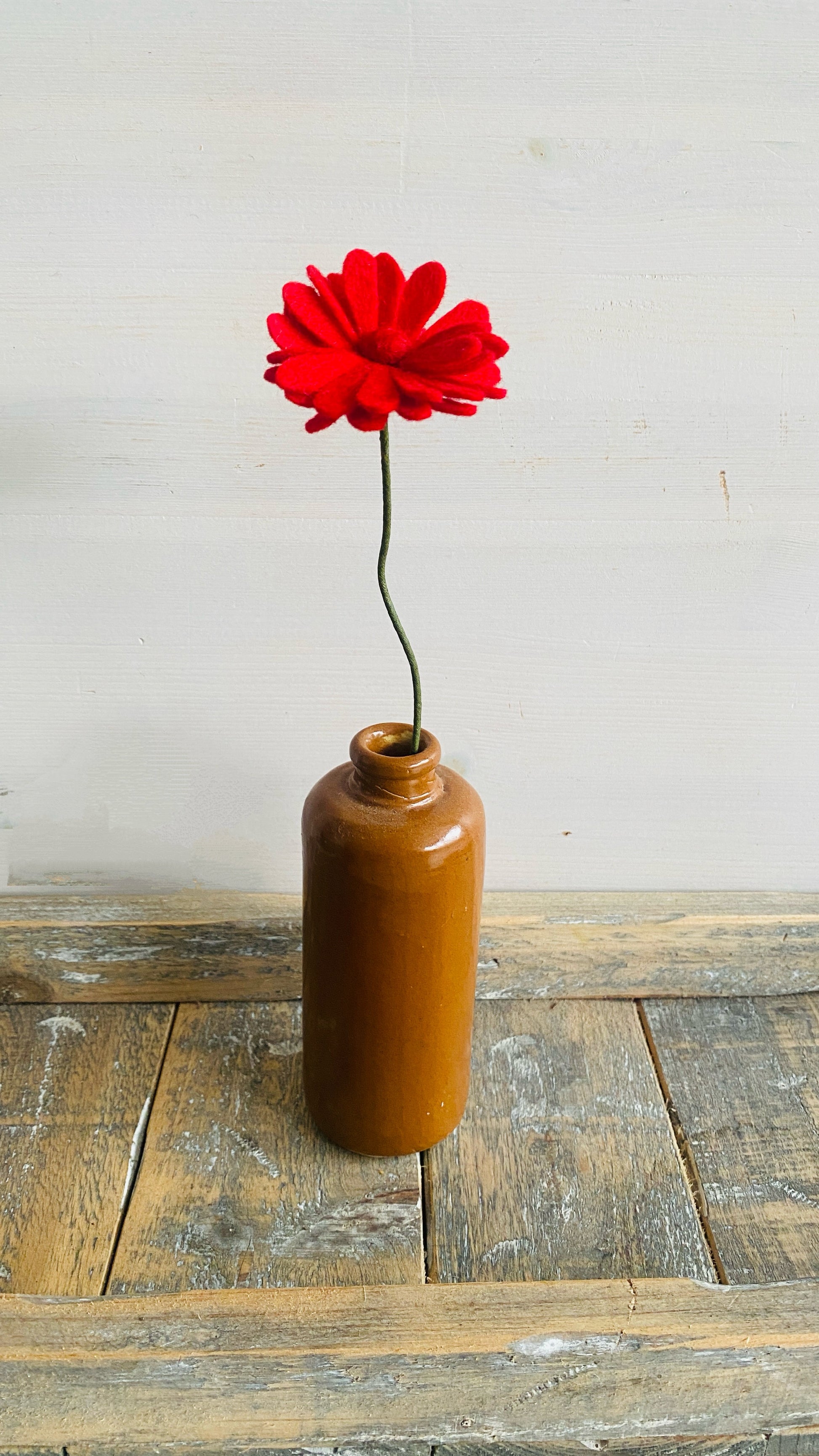 rode Viltbloem die je kan maken met het DIY pakket van Het viltbloemenatelier