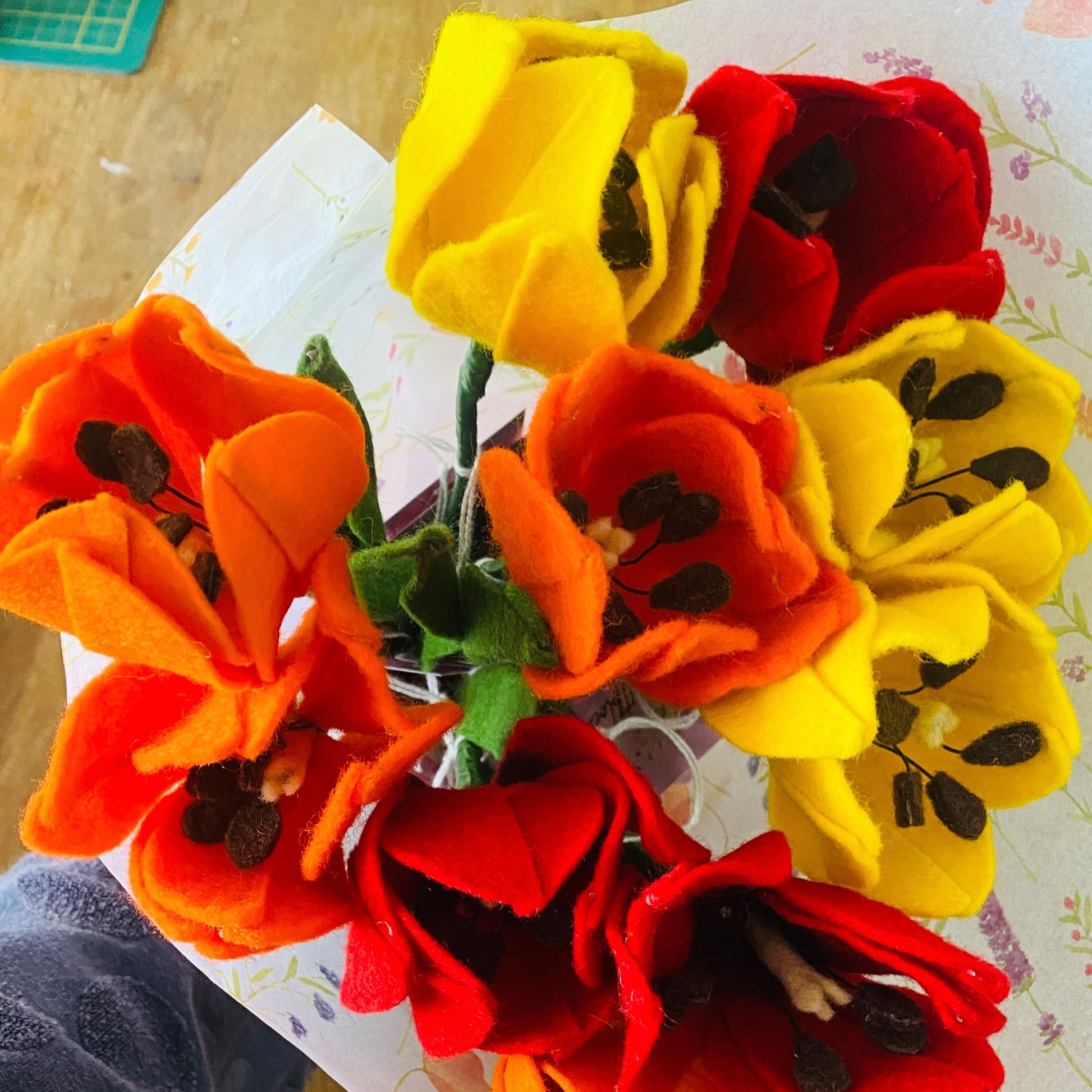 boeket handgemaakte vilten tulpen