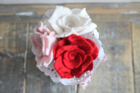 Creatief geschenk idee: handgemaakt vilten biedermeiertje met drie roosjes in rood, roze en wit met een gebloemde strik