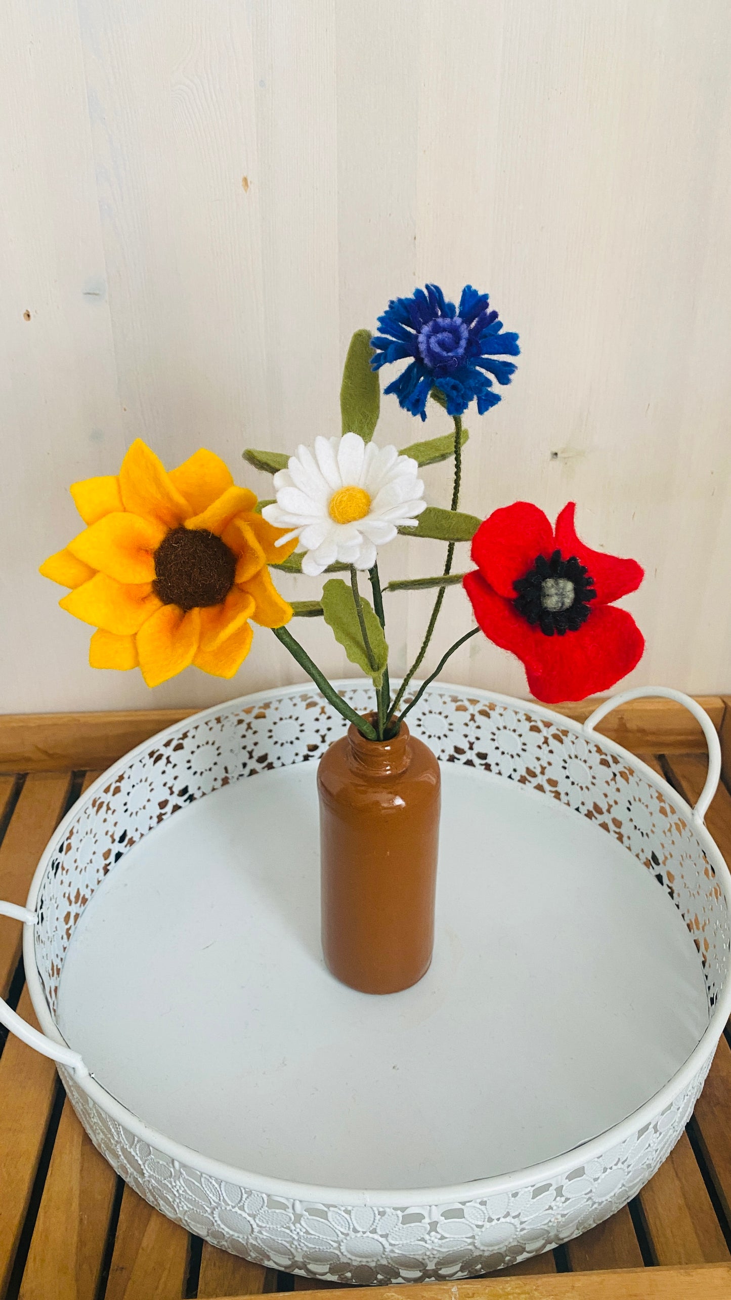 gifvrij handgemaakt viltbloemen veldboeket met rode klaproos, gele zonnebloem, witte margriet en blauwe korenbloem