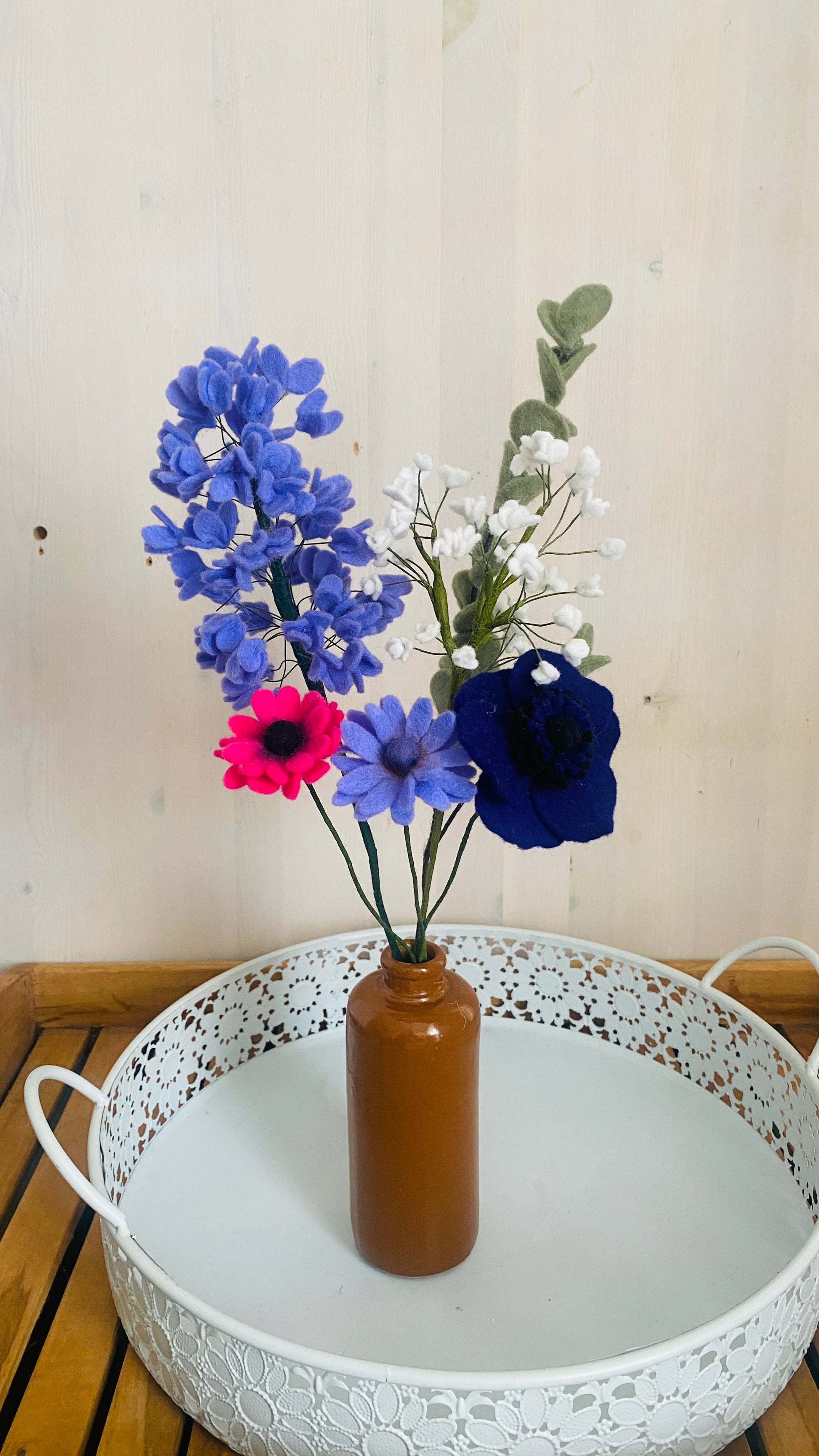 Handgemaakt boeket bloemen van vilt met daarin een hortensia, spaanse margrieten, anemoon en gipskruid, eucalyptustak