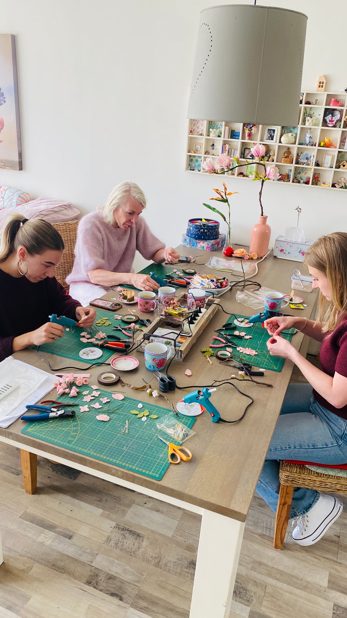 een bloesemtak maken tijdens een privé workshop viltbloemen maken gegeven door het vitbloemenatelier in Uithoorn