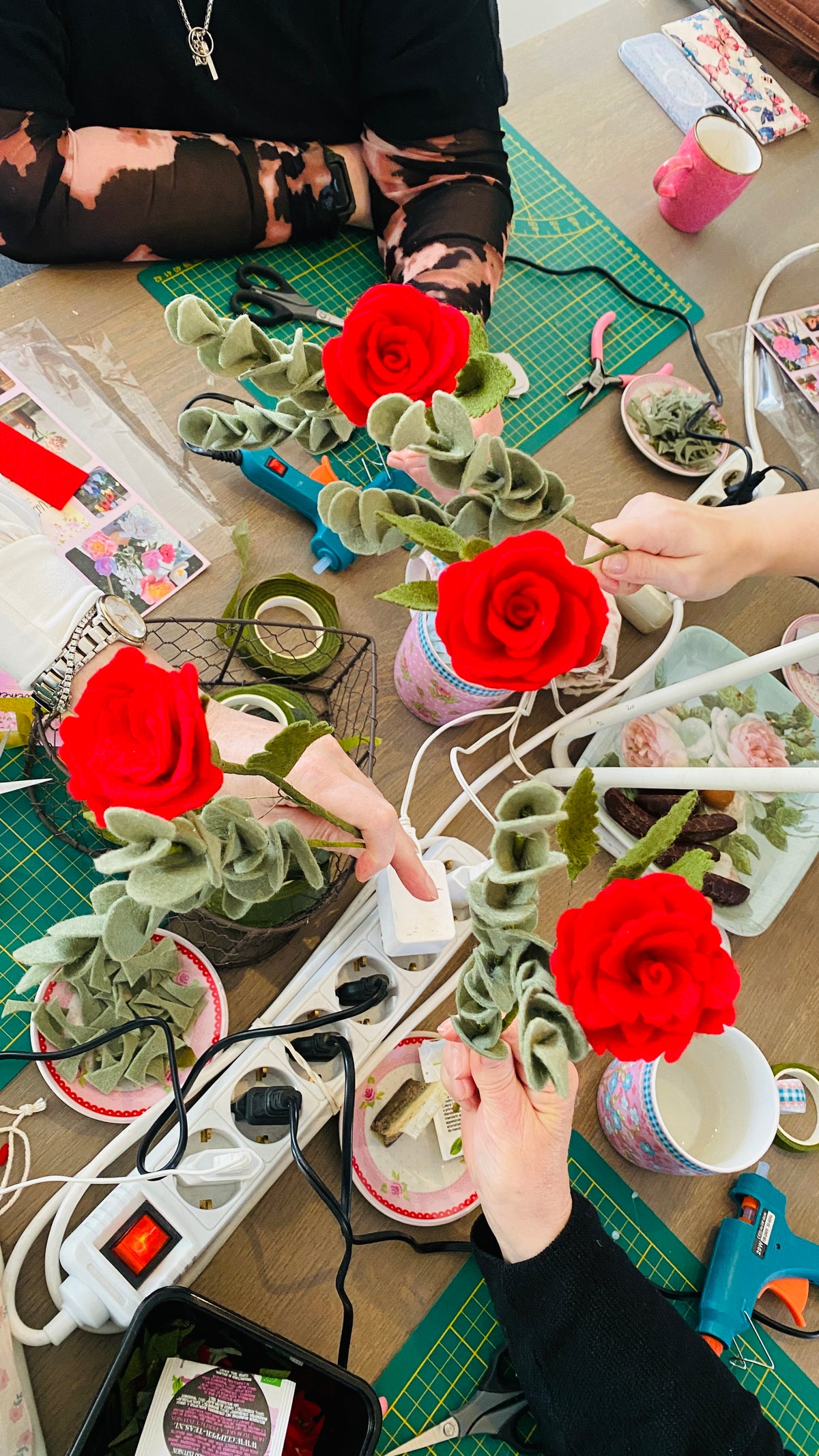 een roos en eucalyptustak maken tijdens een workshop viltbloemen maken gegeven door het vitbloemenatelier in Uithoorn