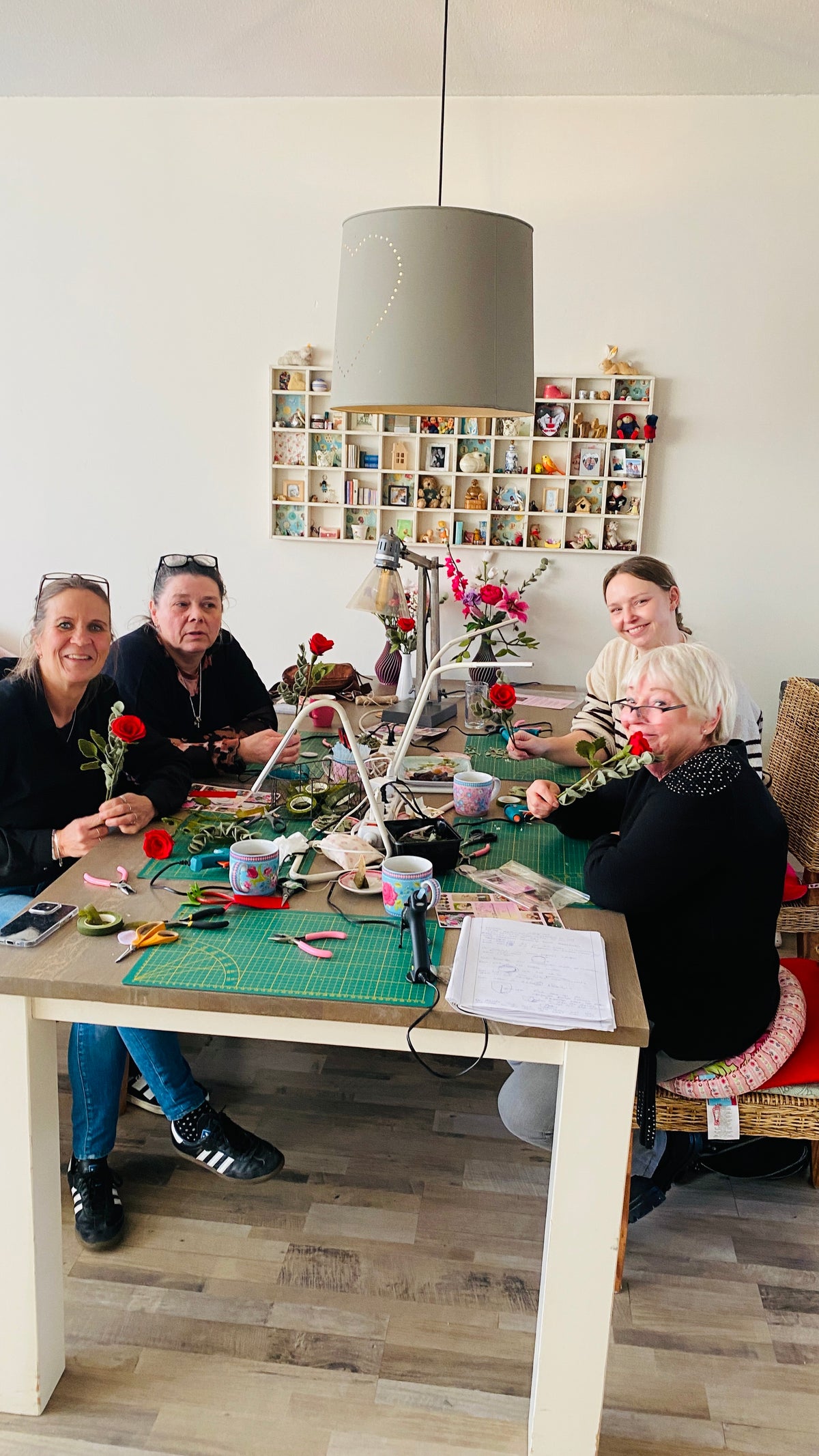 een roos met eucalyptustak maken tijdens een workshop viltbloemen maken gegeven door het vitbloemenatelier in Uithoorn