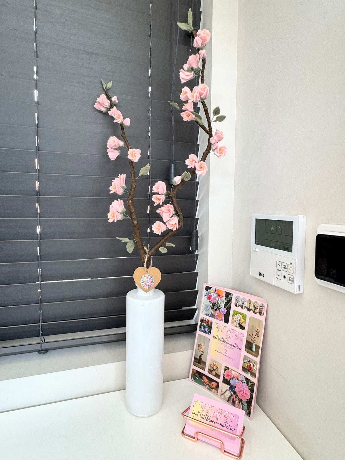 Handgemaakte bloesemtak van Het Viltbloemenatelier bij kapsalon gek op haar uithoorn