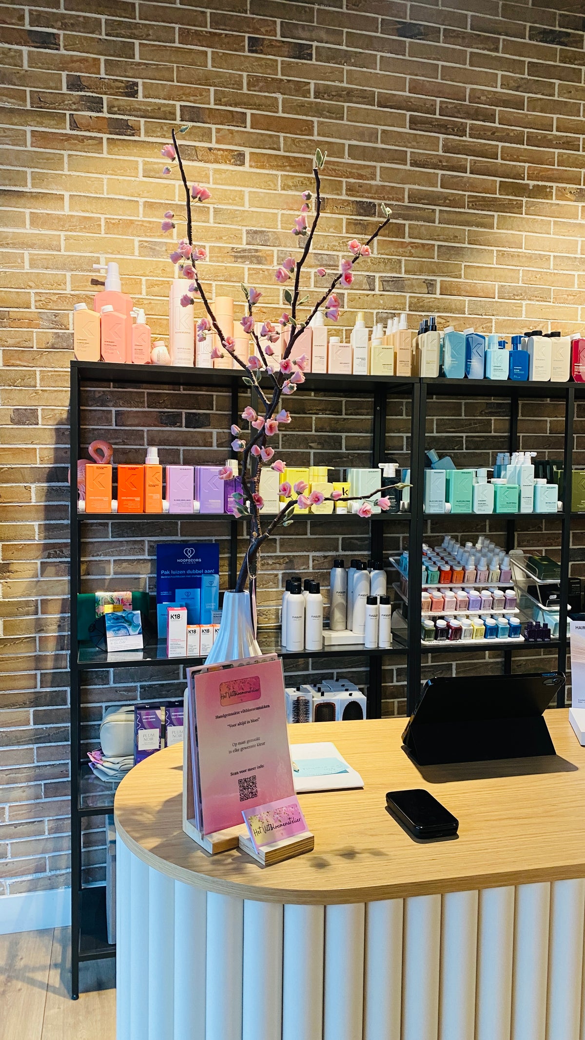 handgemaakt bloesemtak van Het Viltbloemenatelier bij Salon Strak Amstelveen