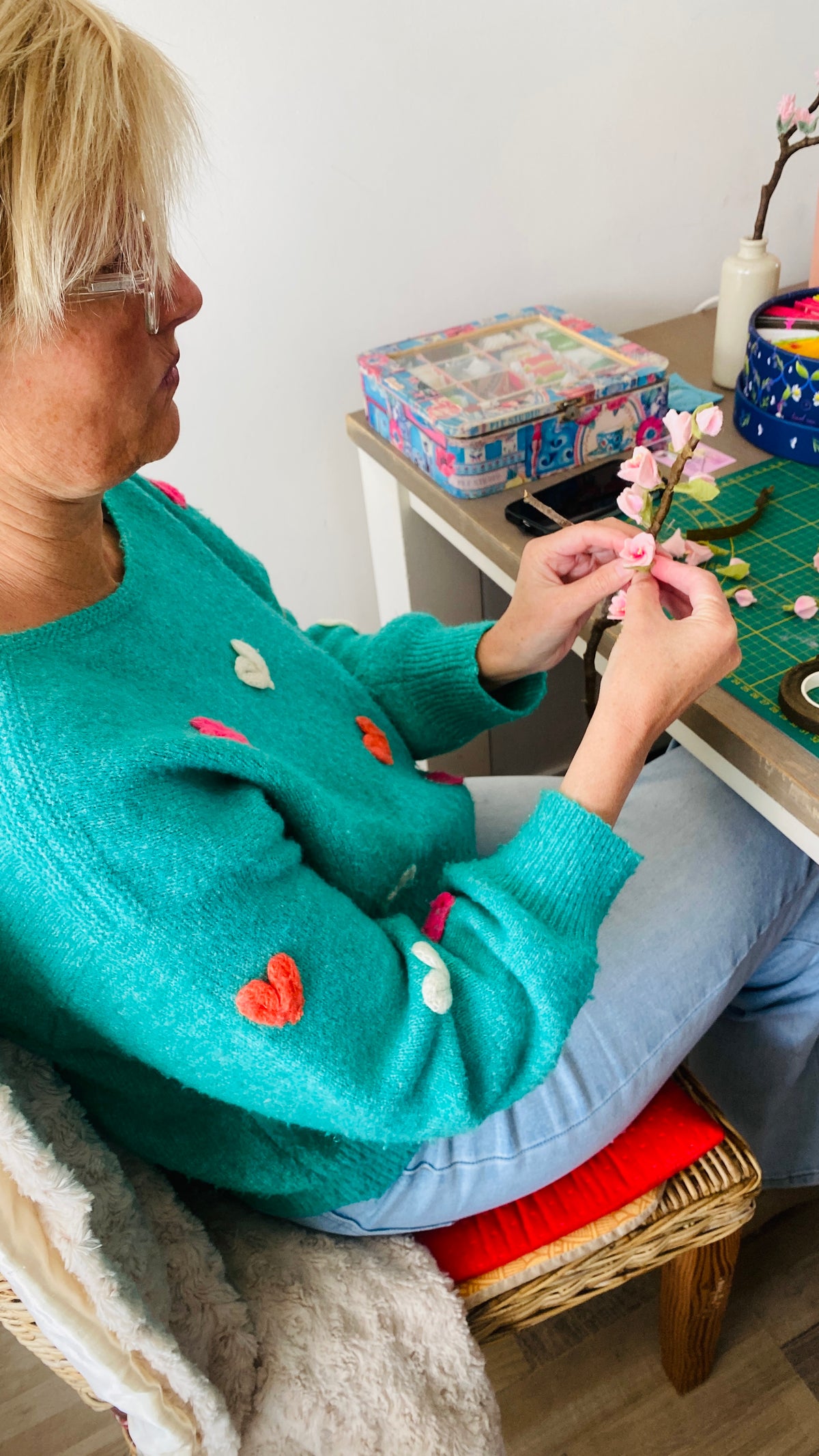 een bloesemtak maken tijdens een workshop viltbloemen maken gegeven door het vitbloemenatelier in Uithoorn
