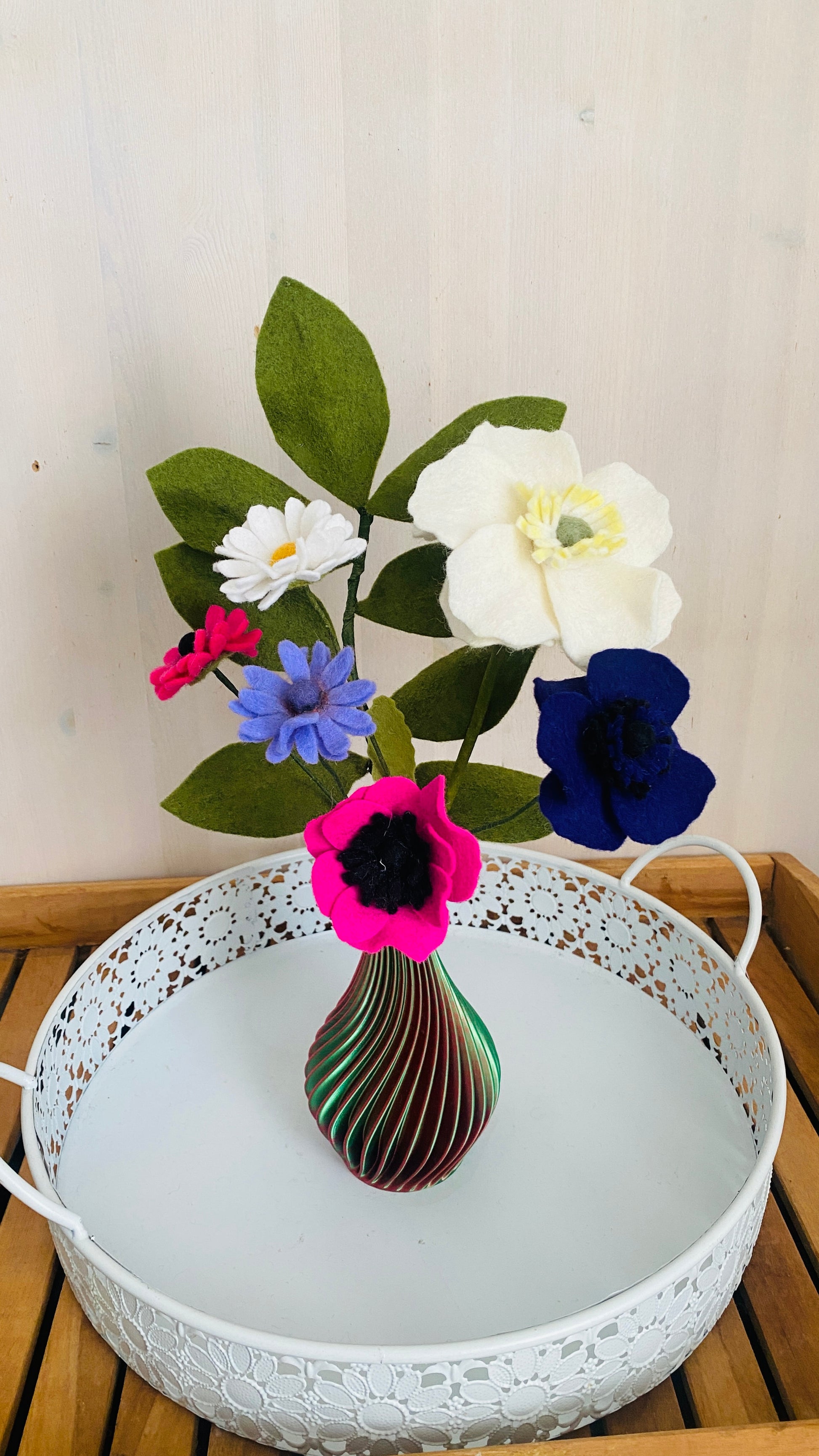 handgemaakt boeket viltbloemen met anemoon en spaanse margrieten