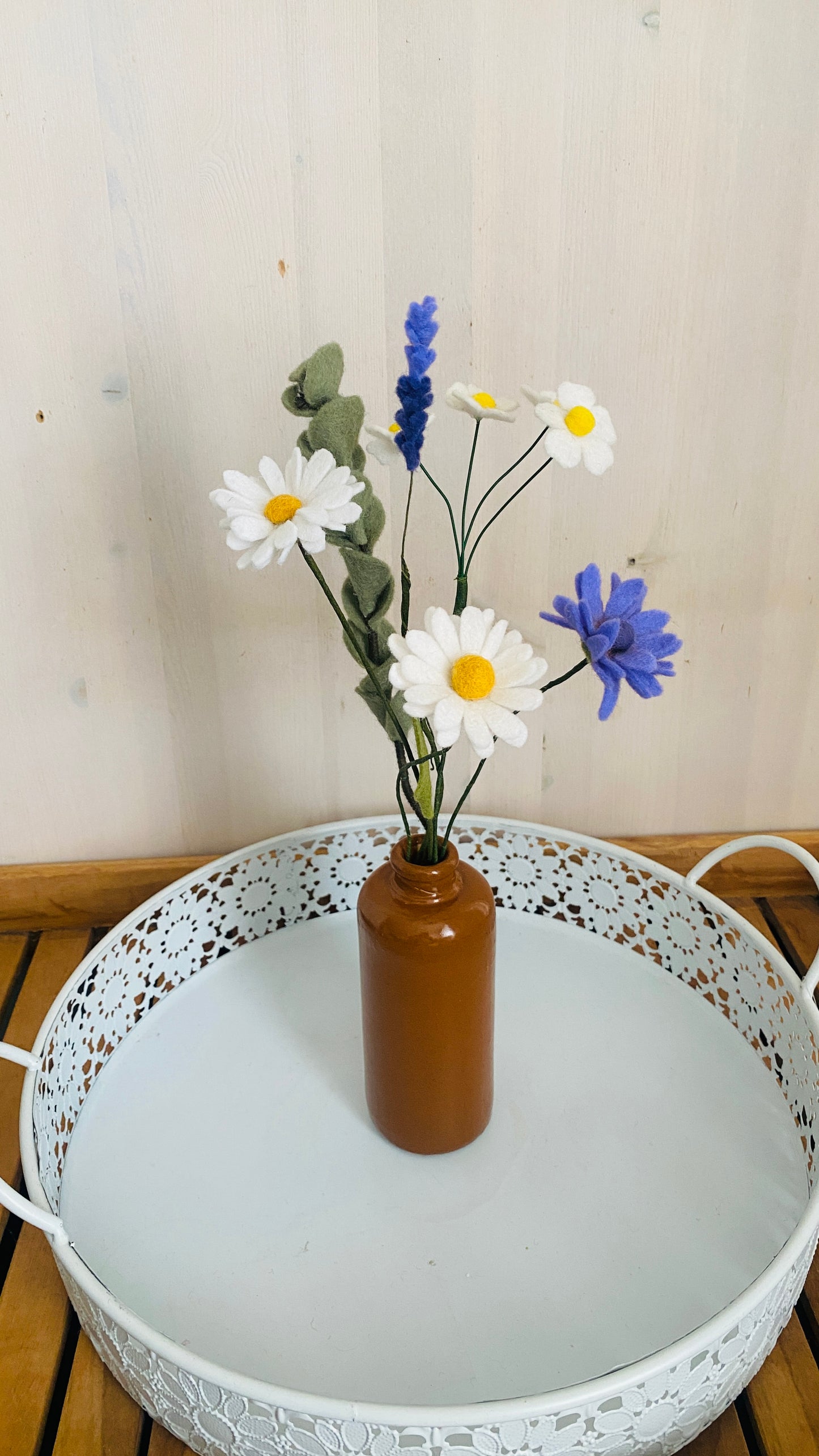 boeket viltbloemen met verschillende handgemaakte bloemen van vilt in lichte tinten