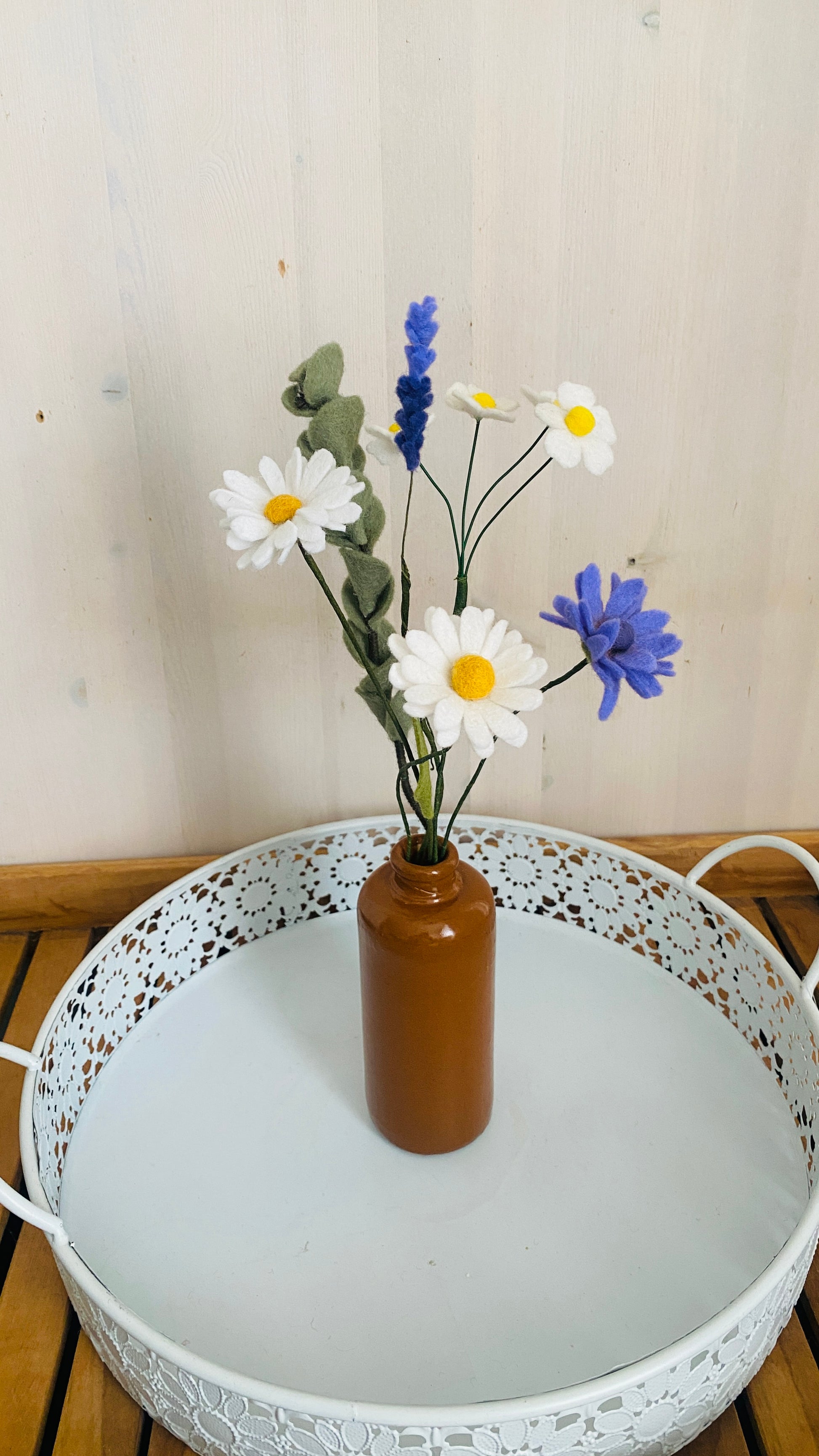 boeket viltbloemen met verschillende handgemaakte bloemen van vilt in lichte tinten