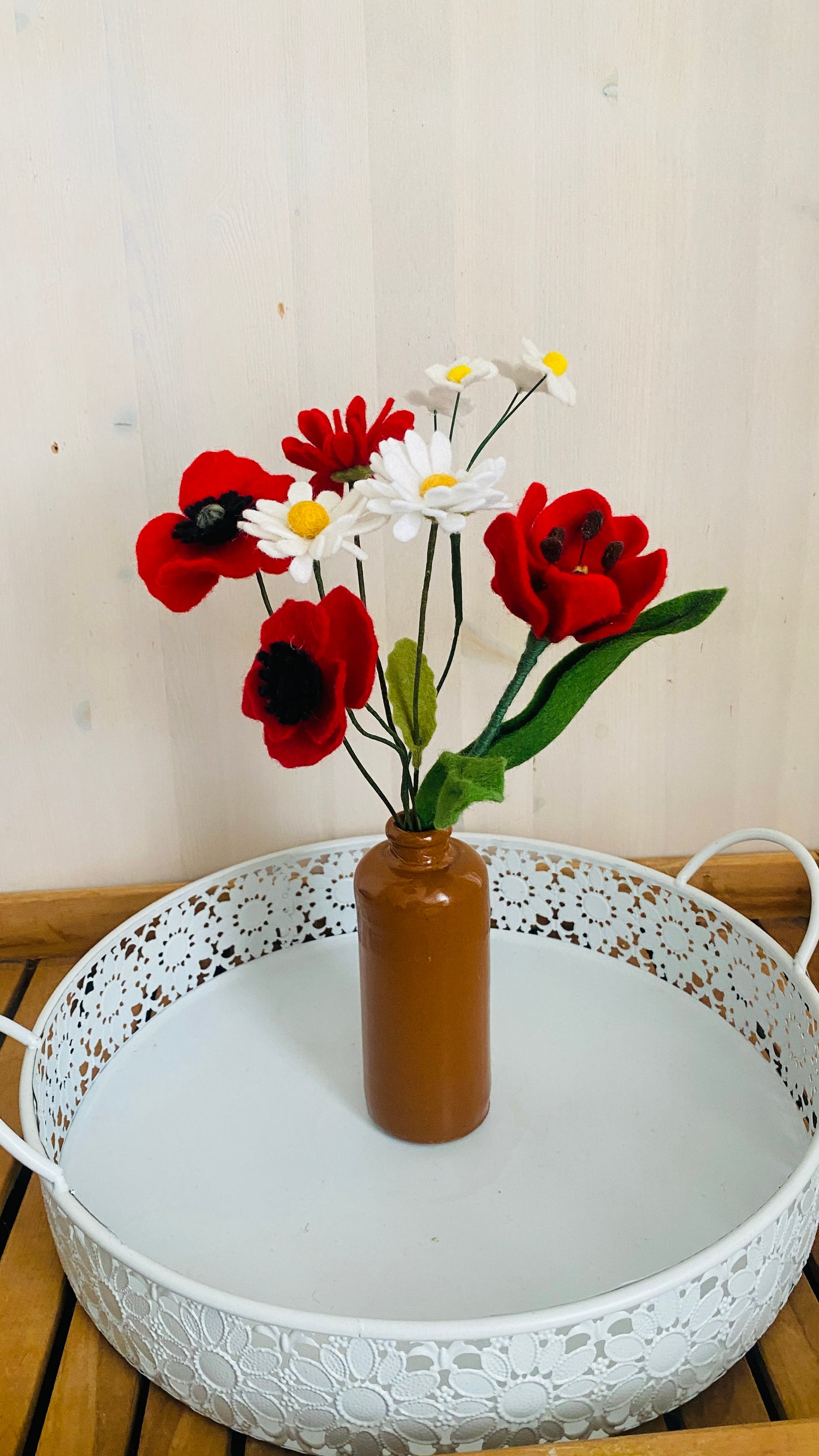 handgemaakt boeket bloemen van vilt, klaprozen, margrieten, tulp en kamille