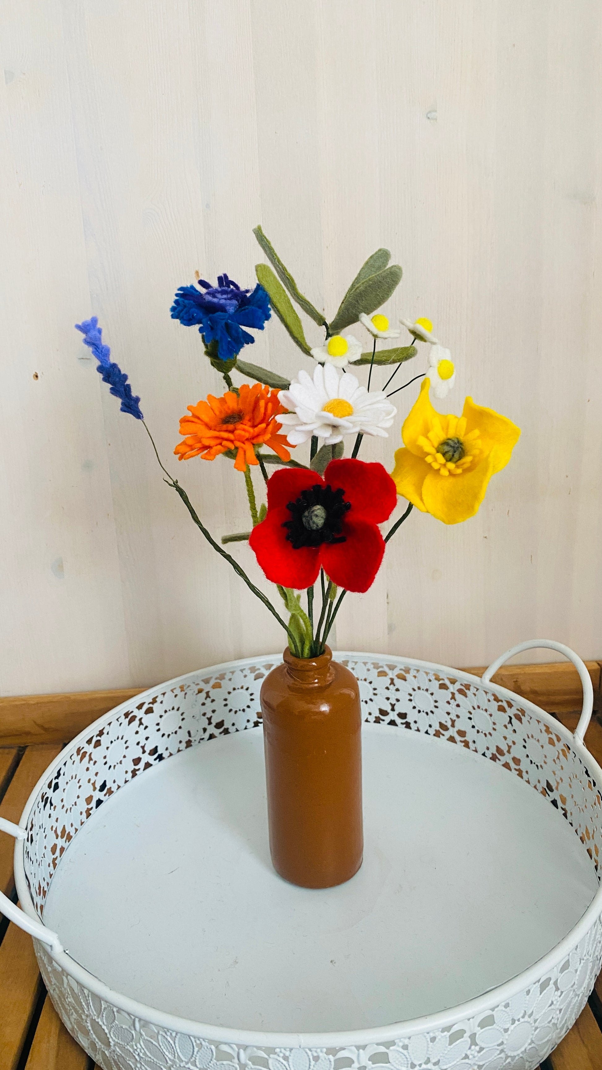 Handgemaakt boeket bloemen van vilt "wild flowers" met lavendel, klaproos, korenbloem, goudsbloem, kamille, margriet en olijftak