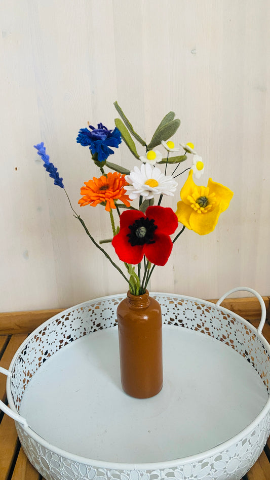 Handgemaakt boeket bloemen van vilt "wild flowers" met lavendel, klaproos, korenbloem, goudsbloem, kamille, margriet en olijftak