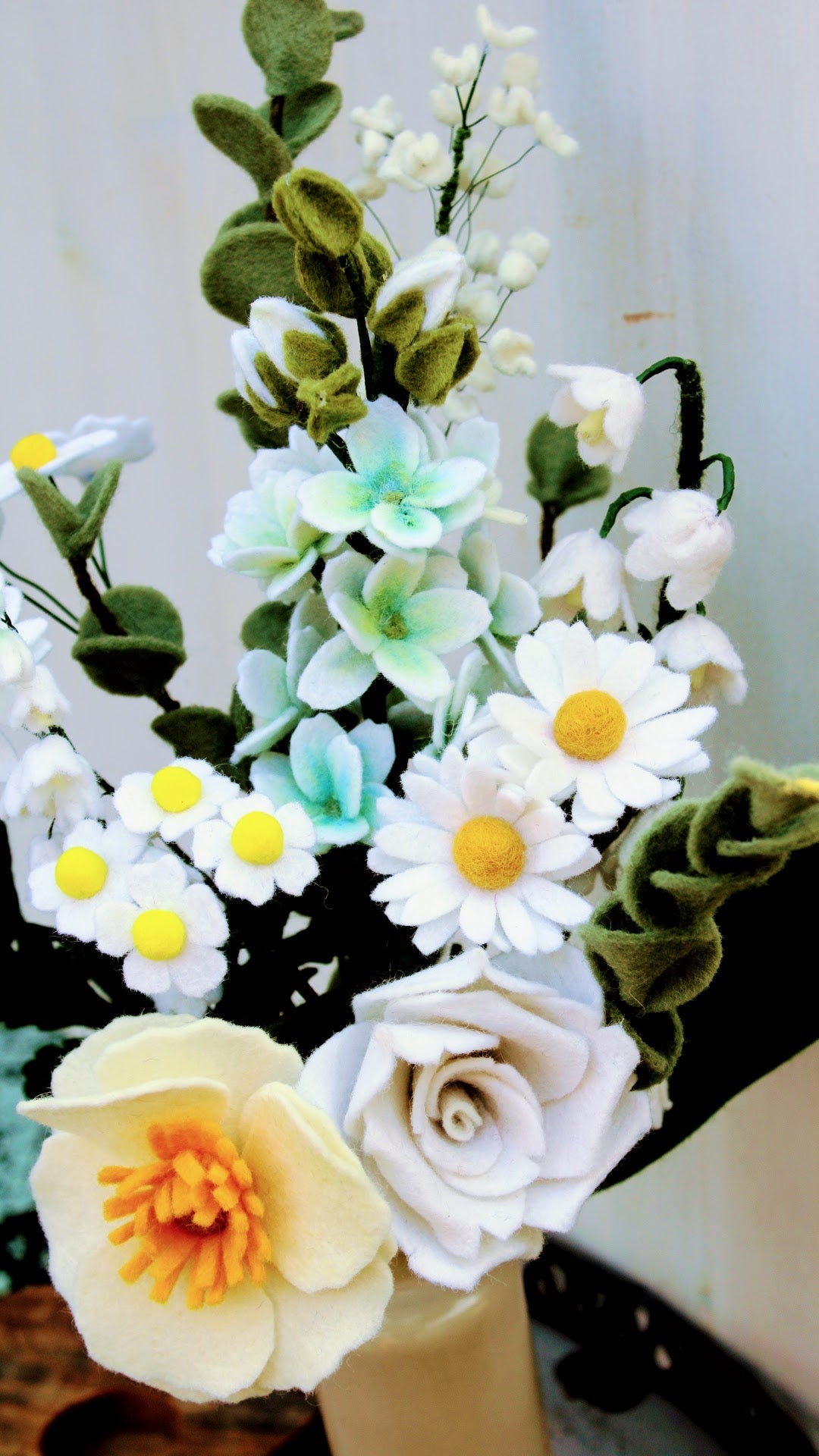 Handgemaakt duurzaam bruidsboeket met verschillende witte viltbloemen