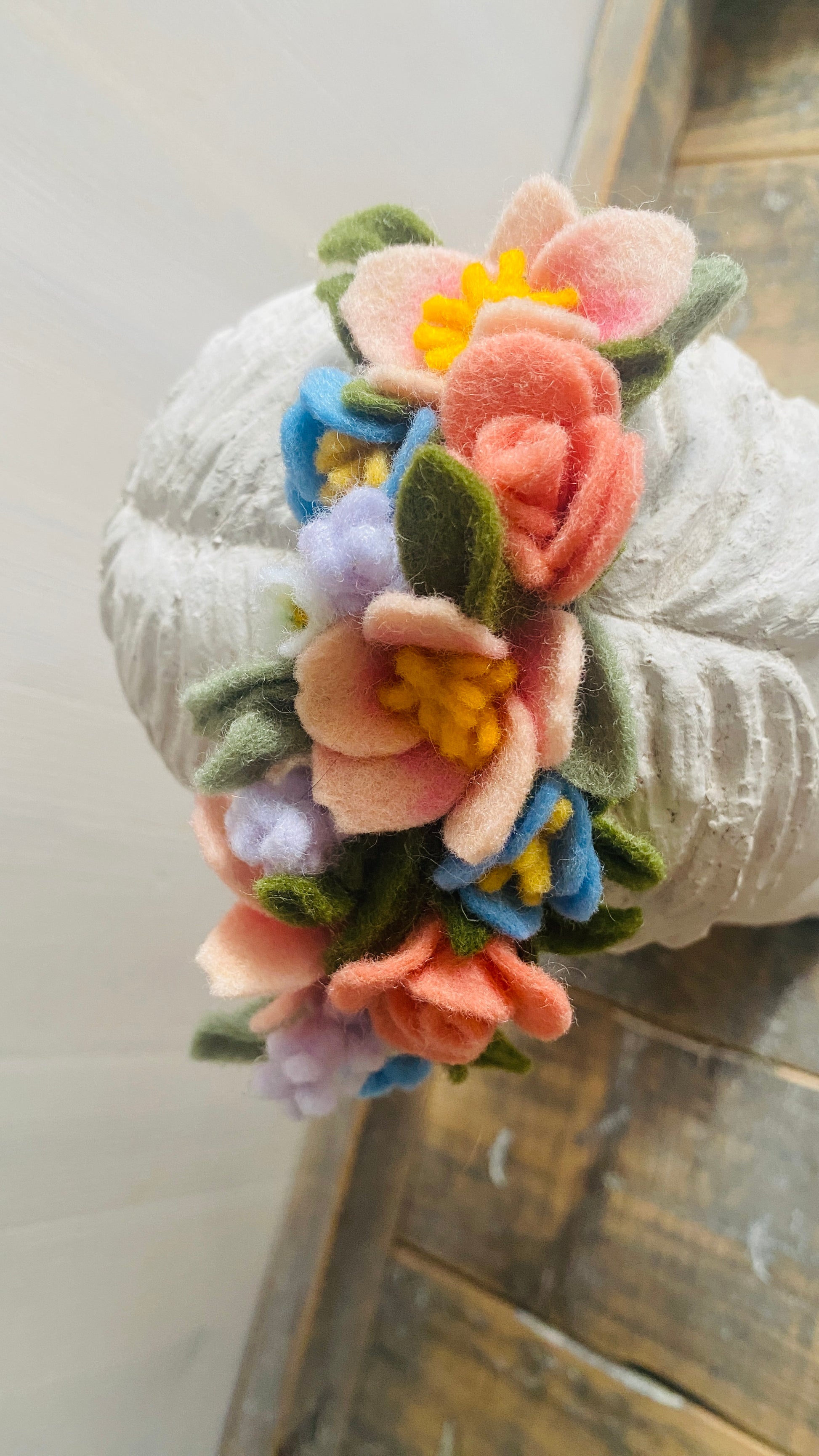 handgemaakte viltbloemen haarband met verschillende bloemen 