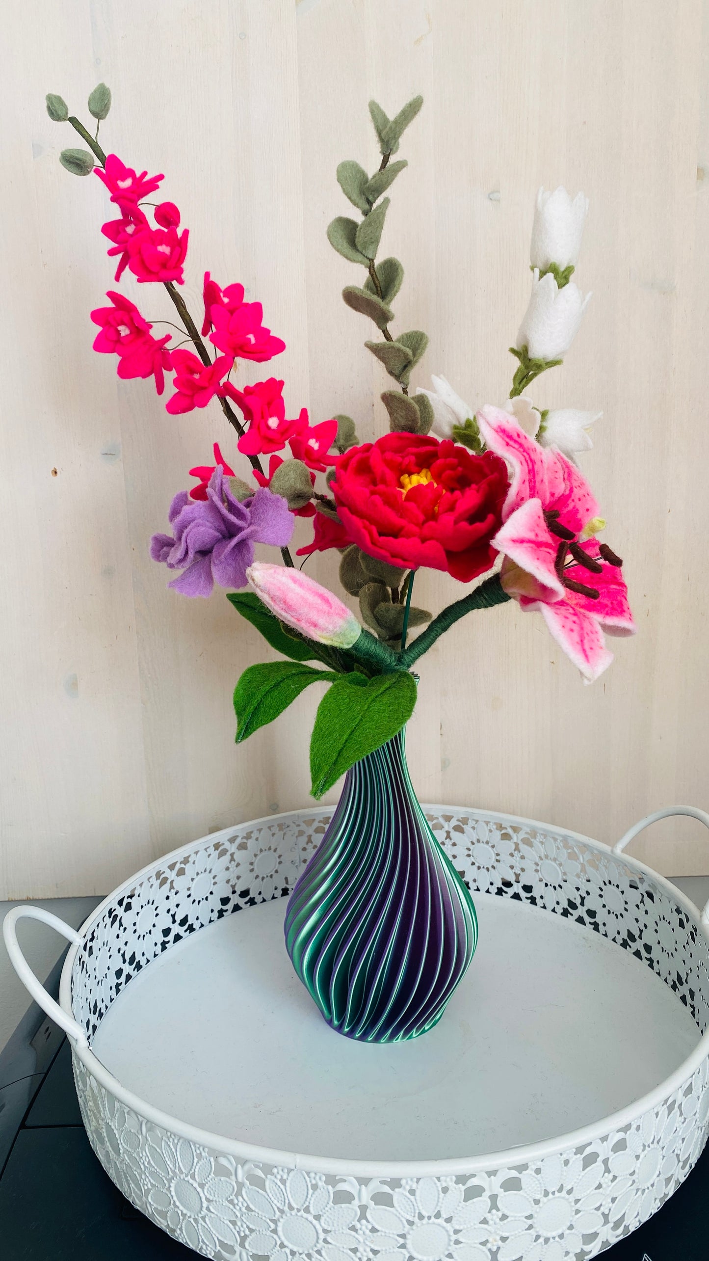 Handgemaakt boeket met roze viltbloemen