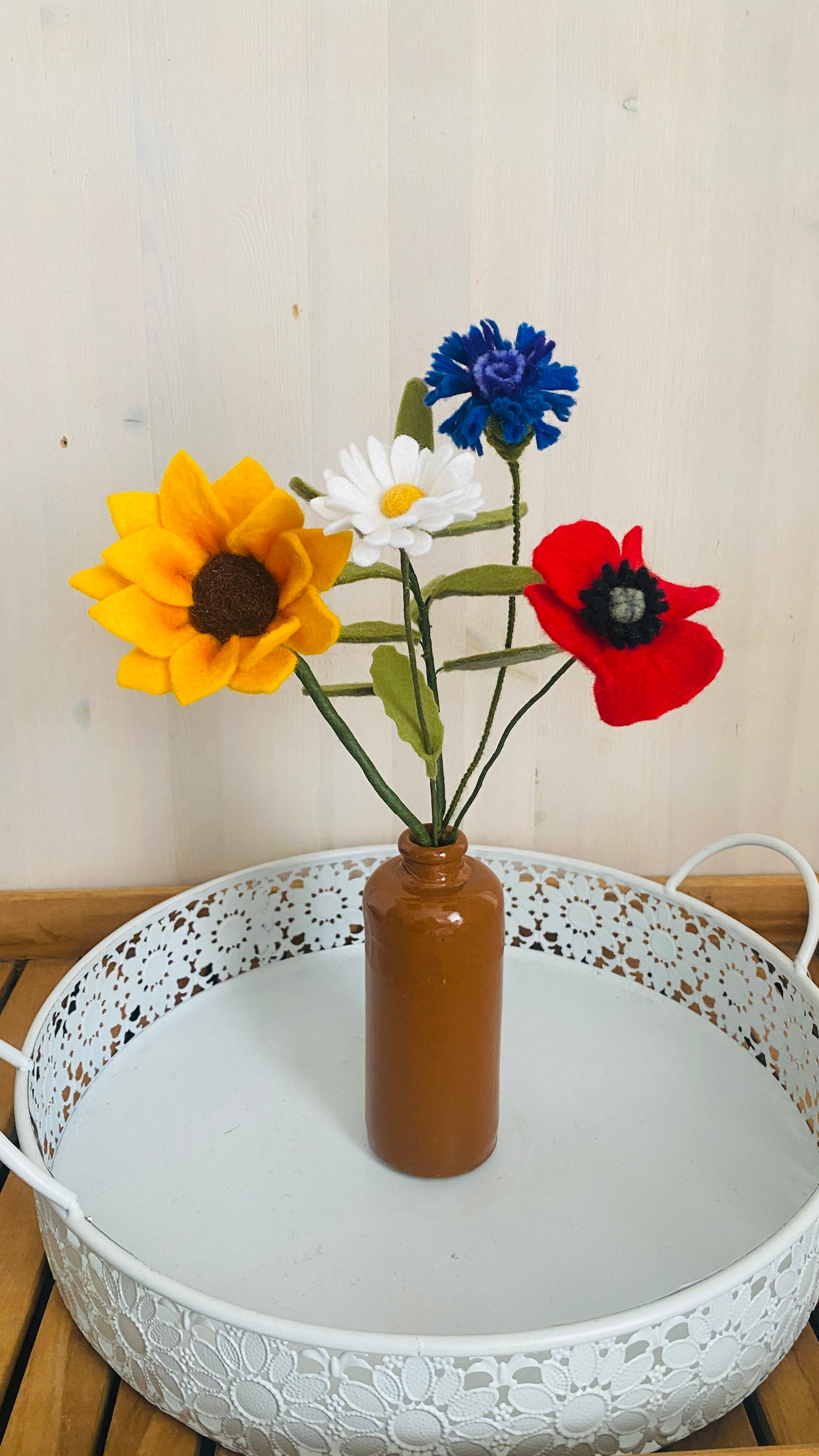 kleurrijk boeket veldbloemen handgemaakt van wolvilt