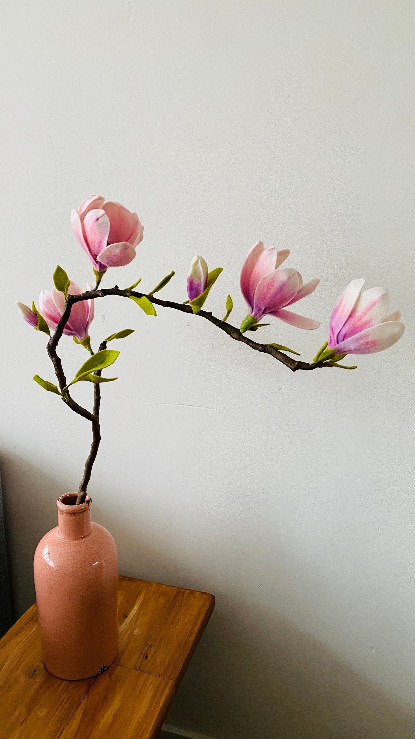 Grote magnoliatak met 4 handgemaakte bloemen en twee knoppen, handgemaakt van 100% wolvilt de bloemen zijn bevestigd op  een echte tak 