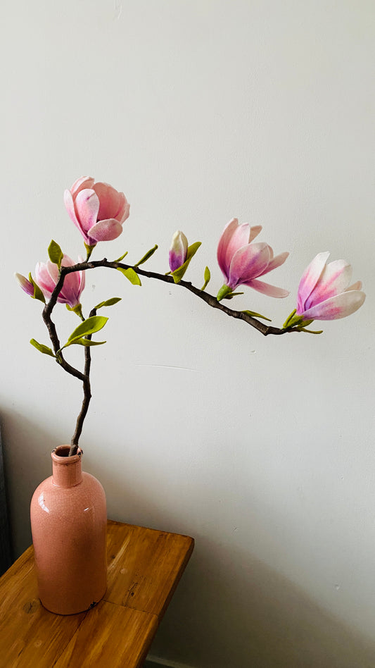 Grote magnoliatak met 4 handgemaakte bloemen en twee knoppen, handgemaakt van 100% wolvilt de bloemen zijn bevestigd op  een echte tak 