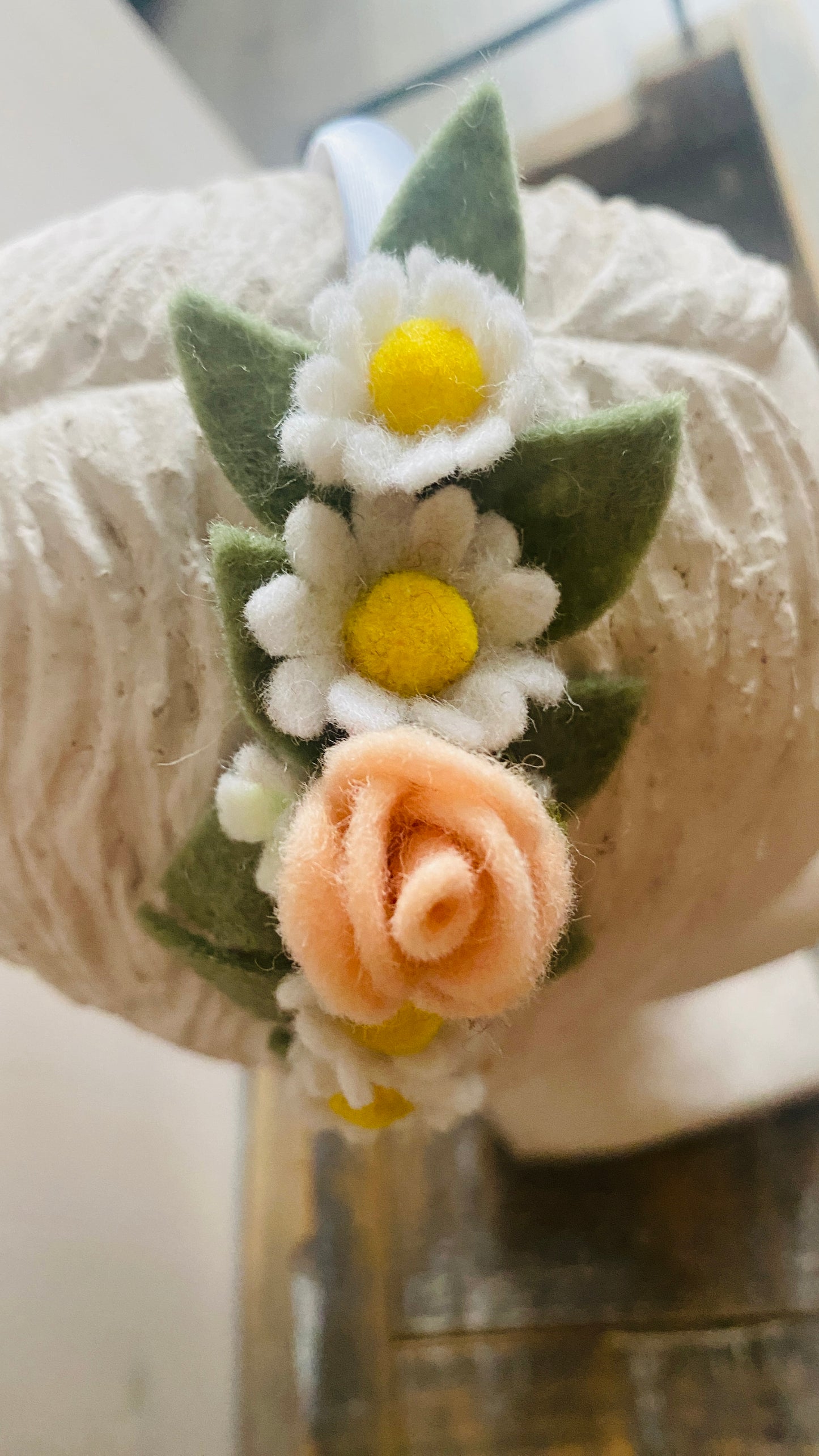 Haarband met handgemaakte viltbloemen madeliefjes en roos
