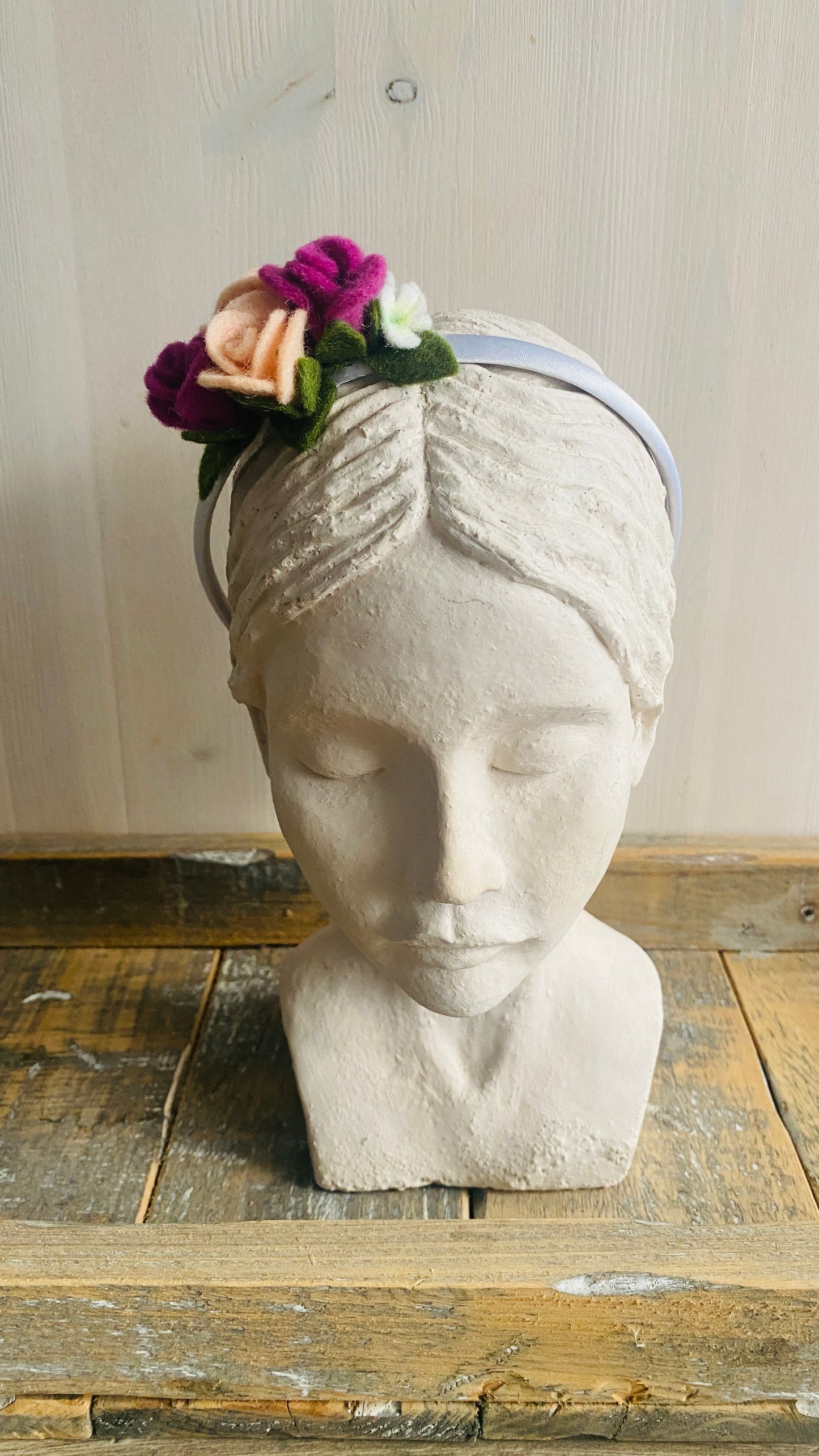 Handgemaakte viltbloemen op een haarband voor meisjes en vrouwen