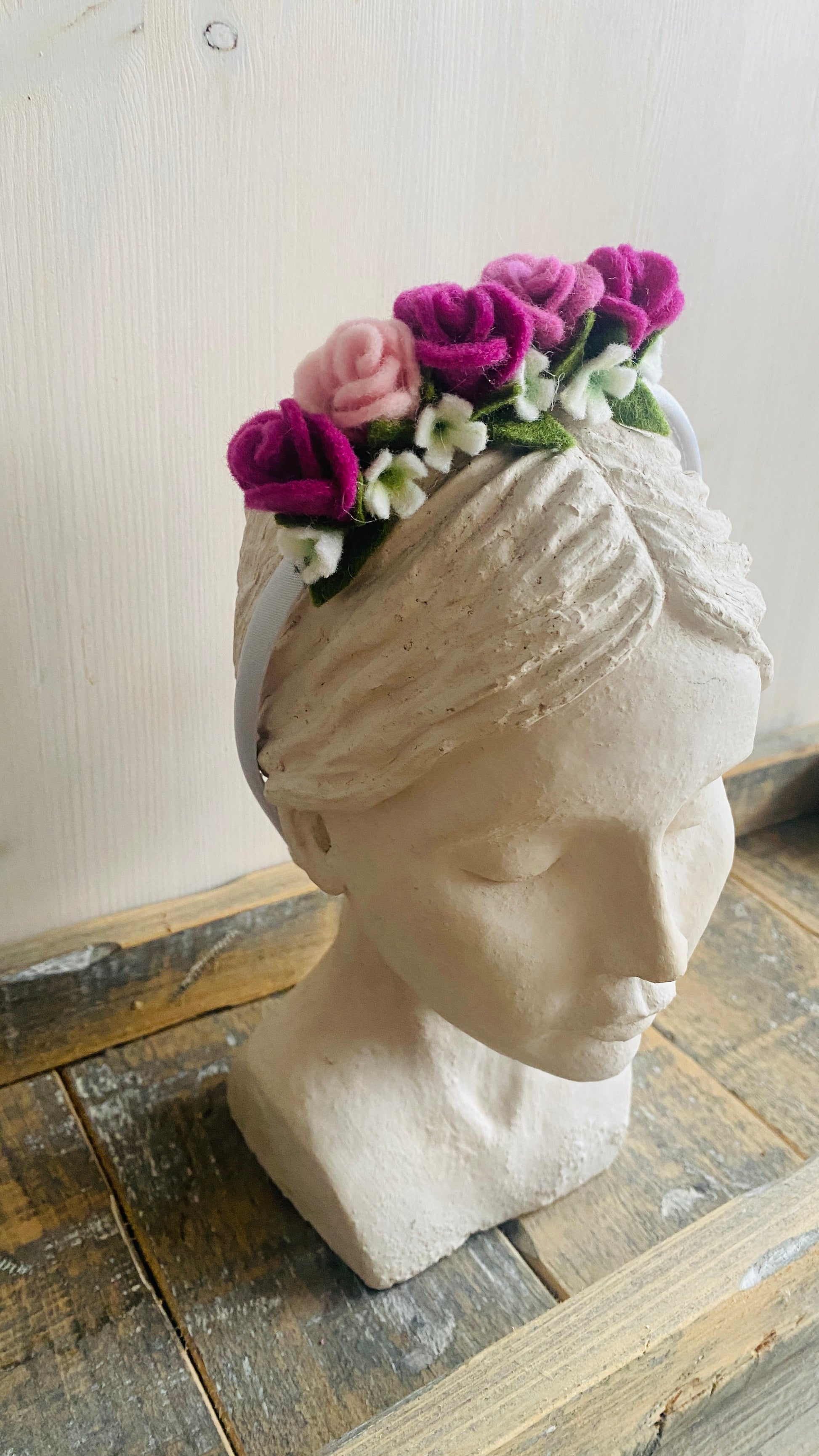 Haarband met handgemaakte viltbloemen rozen en gipskruid