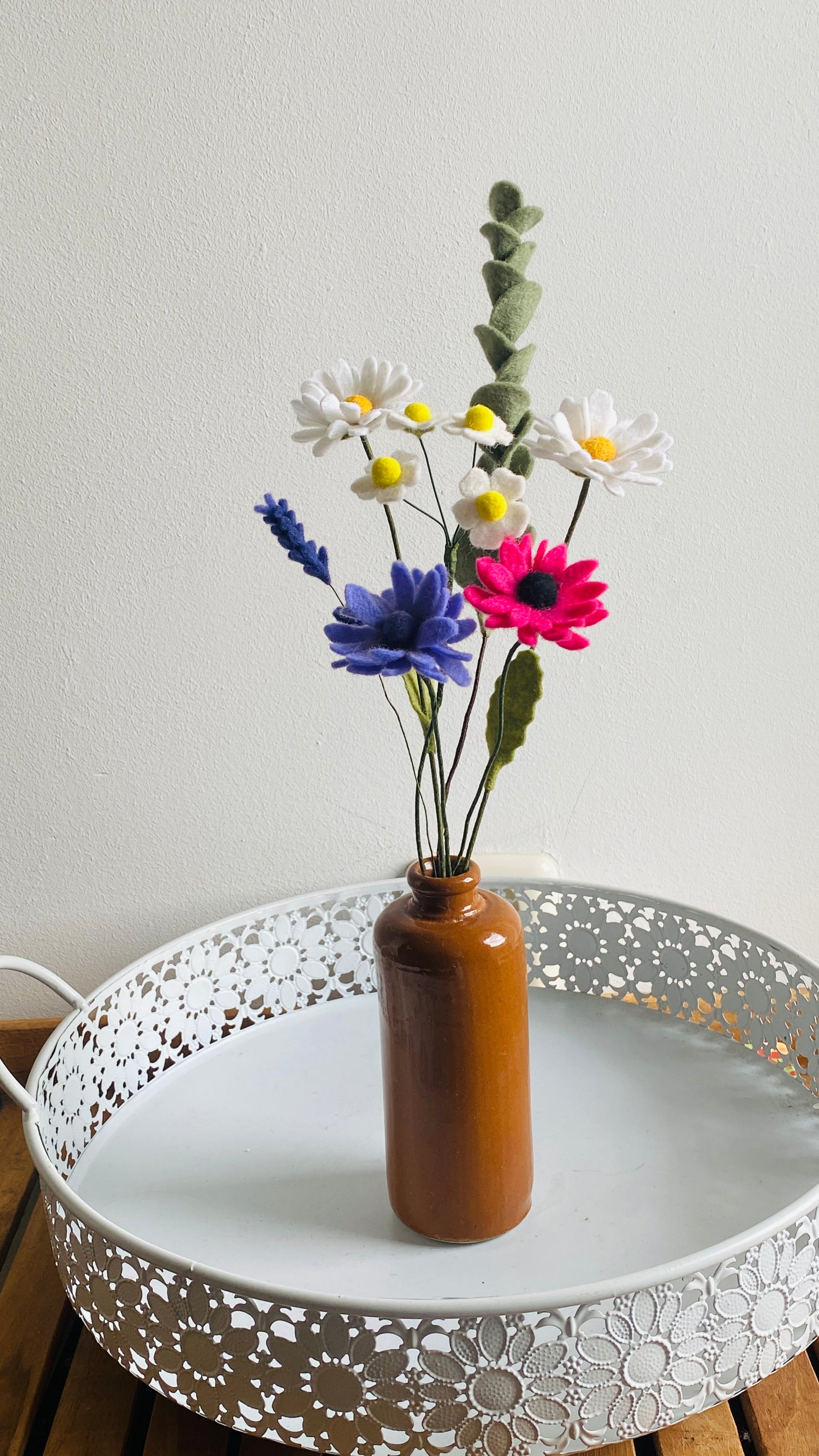 duurzaam handgemaakt boeket viltbloemen met margrieten en kamille