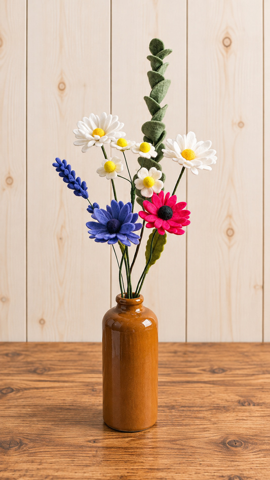 duurzaam handgemaakt boeket viltbloemen met margrieten, kamille en lavendel