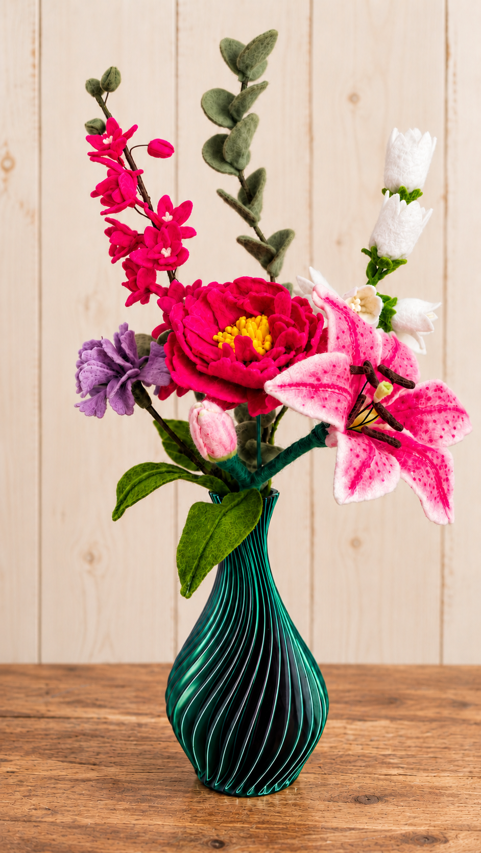 handgemaakt viltbloemen boeket met roze tijgerlelie, anjer, campenula, ridderspoor en pioenroos