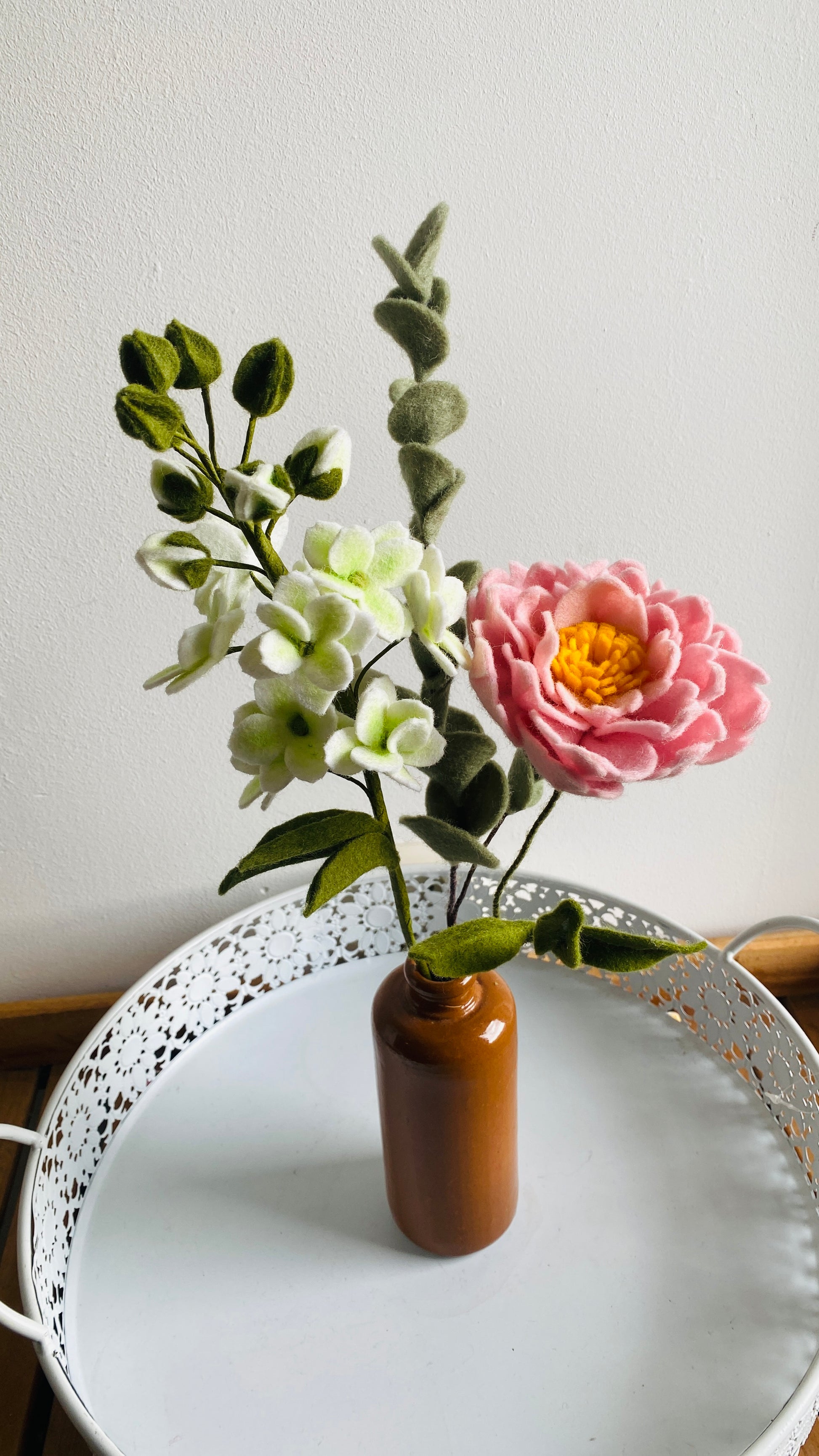 Duurzaam handgemaakt boeket viltbloemen met pioenroos en violier