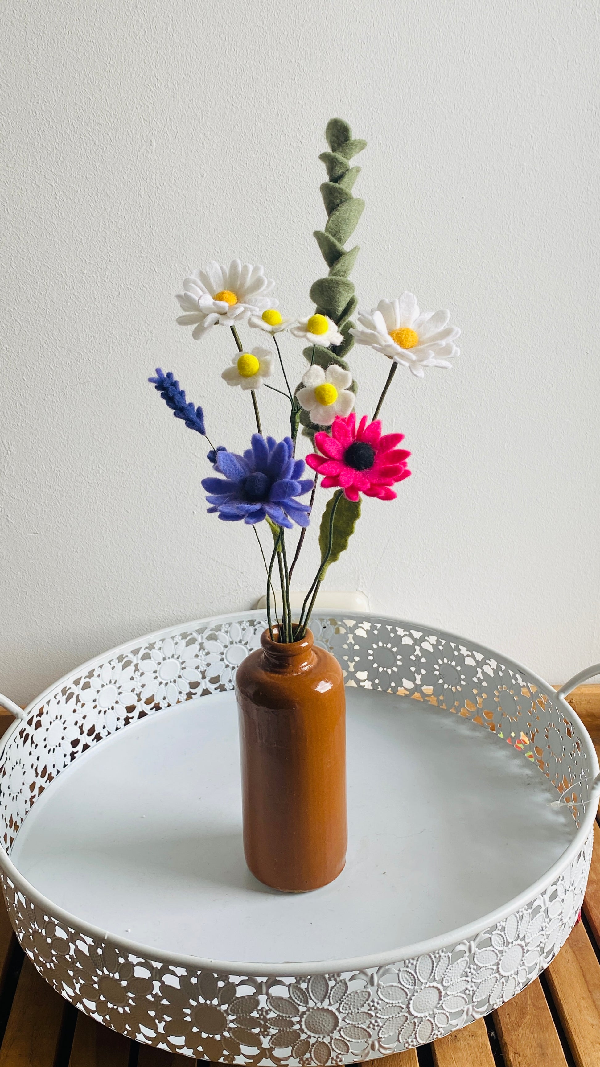 Duurzaam handgemaakt viltbloemen boeket met margrieten en kamille