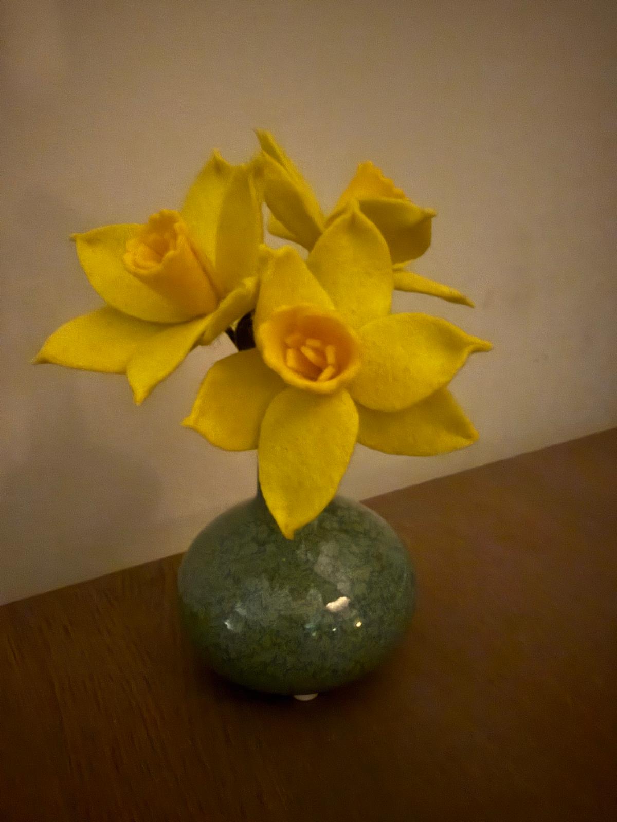 Handgemaakt viltbloemen boeketje gele narcissen