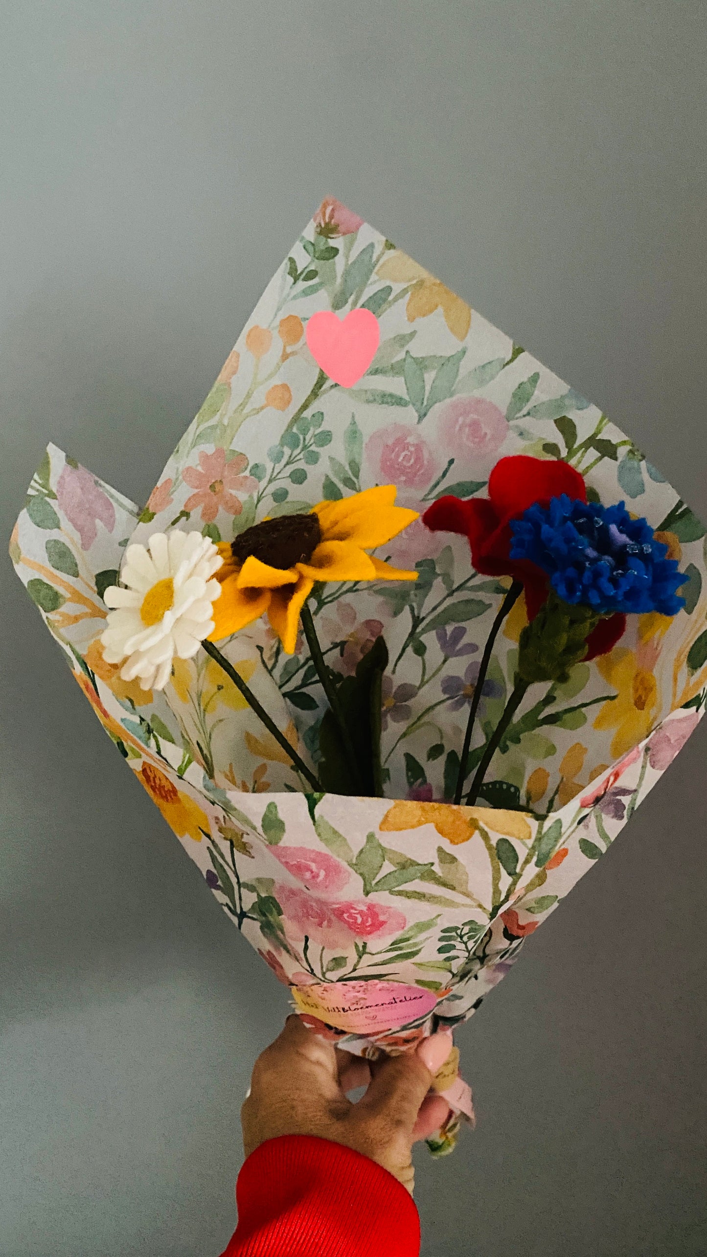 mooi ingepakt en handgemaakt viltbloemen veldboeket met zonnebloem, margriet, klaproos en korenbloem allemaal van 100 % wolvilt