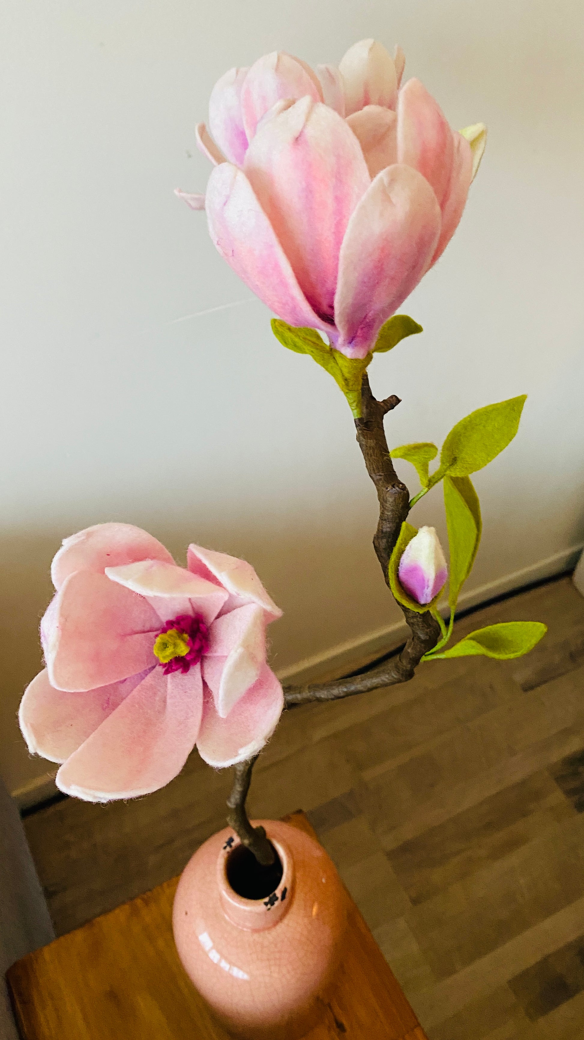magnoliatak handgemaakt van wolvilt en bevestigd op een echte tak