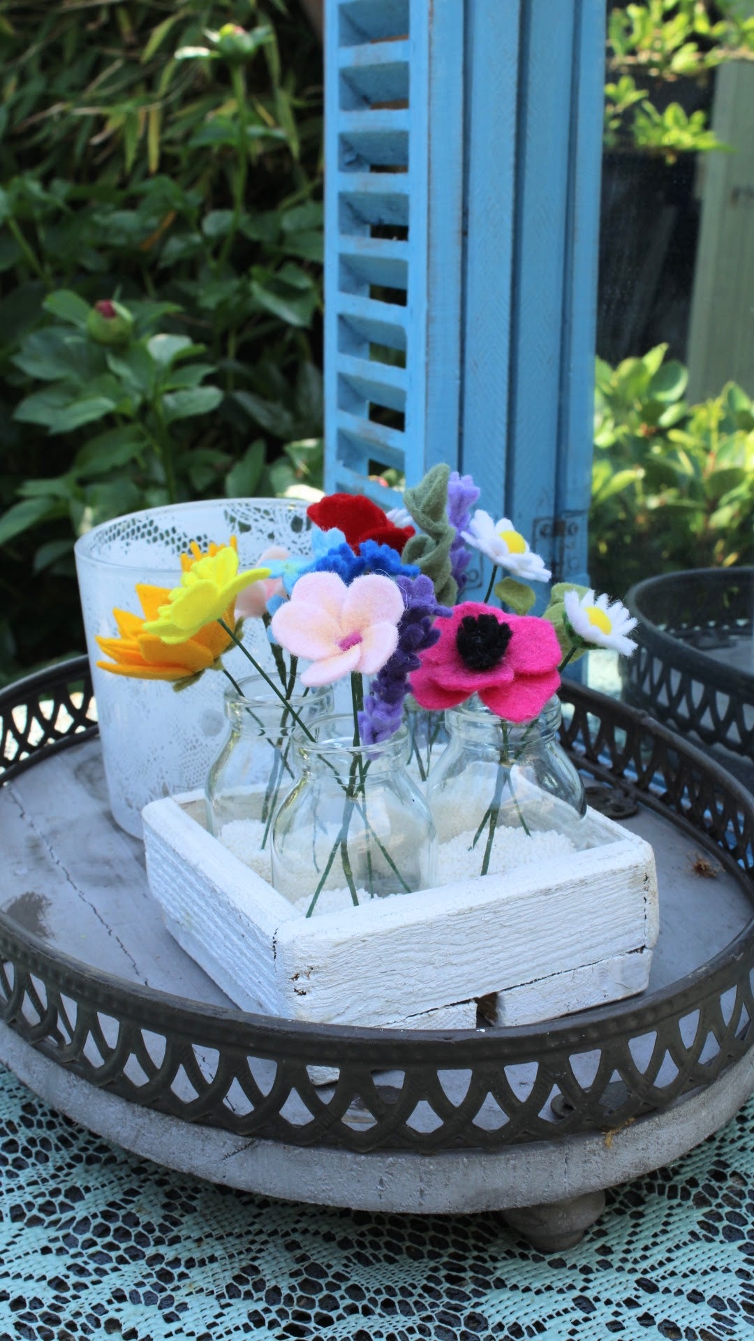 duurzame handgemaakte kleine viltbloemen in glazen vaasjes