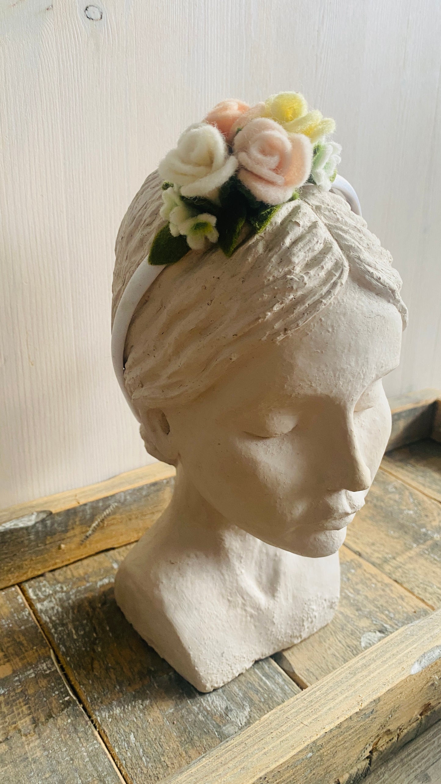diadeem met handgemaakte viltbloemen, roosjes met gipskruid