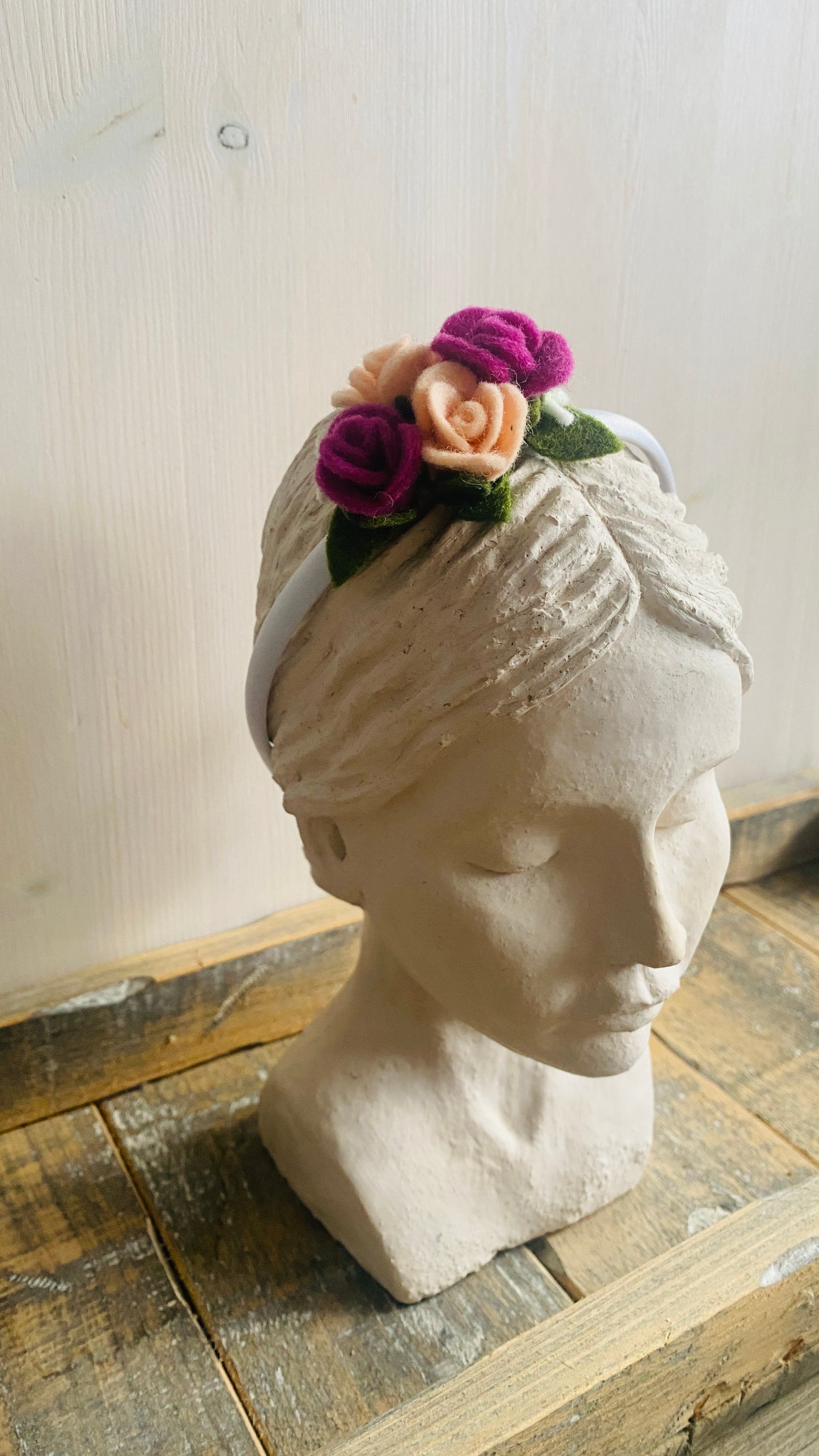 Haarband met handgemaakte viltbloemen speciaal voor feesten of huwelijk