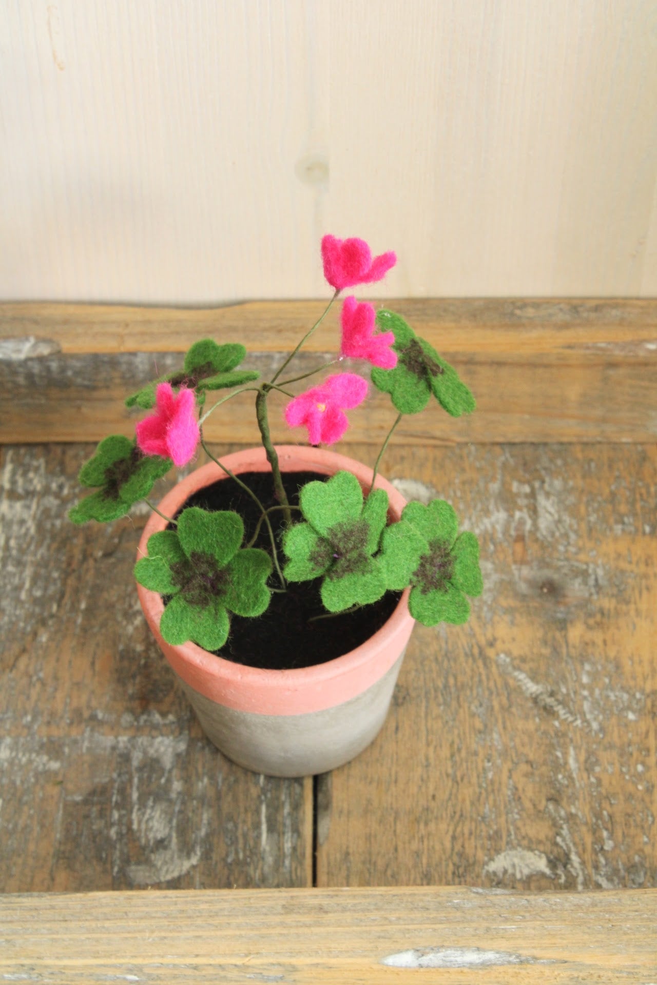 Klavertje 4/ geluksklavertje met roze bloemetjes in een stenen potje, handgemaakt van wolvilt