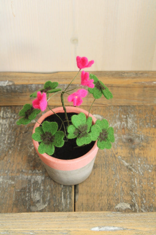 Klavertje 4/ geluksklavertje met roze bloemetjes in een stenen potje, handgemaakt van wolvilt
