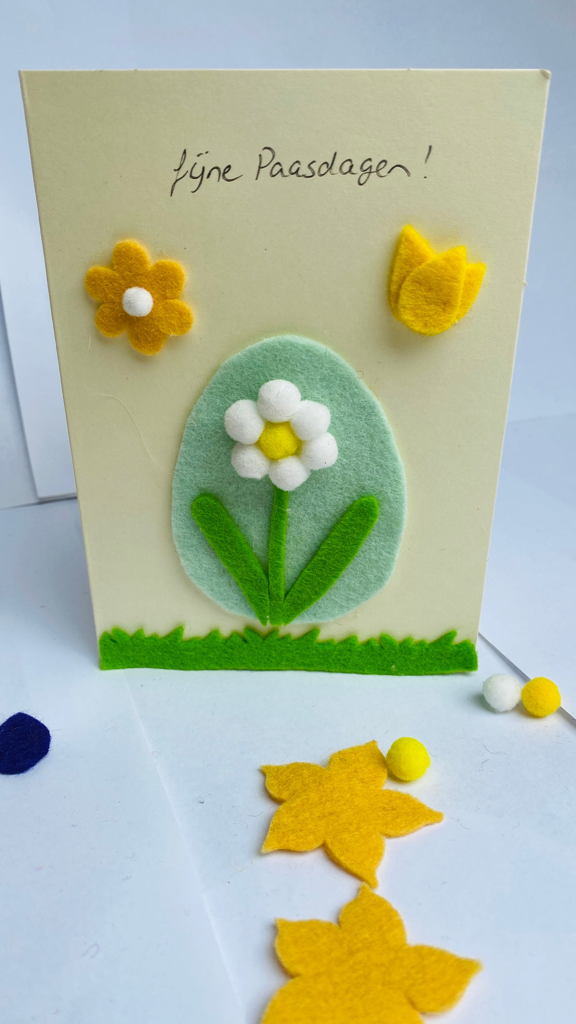 paaskaarten maken met bloem van vilt