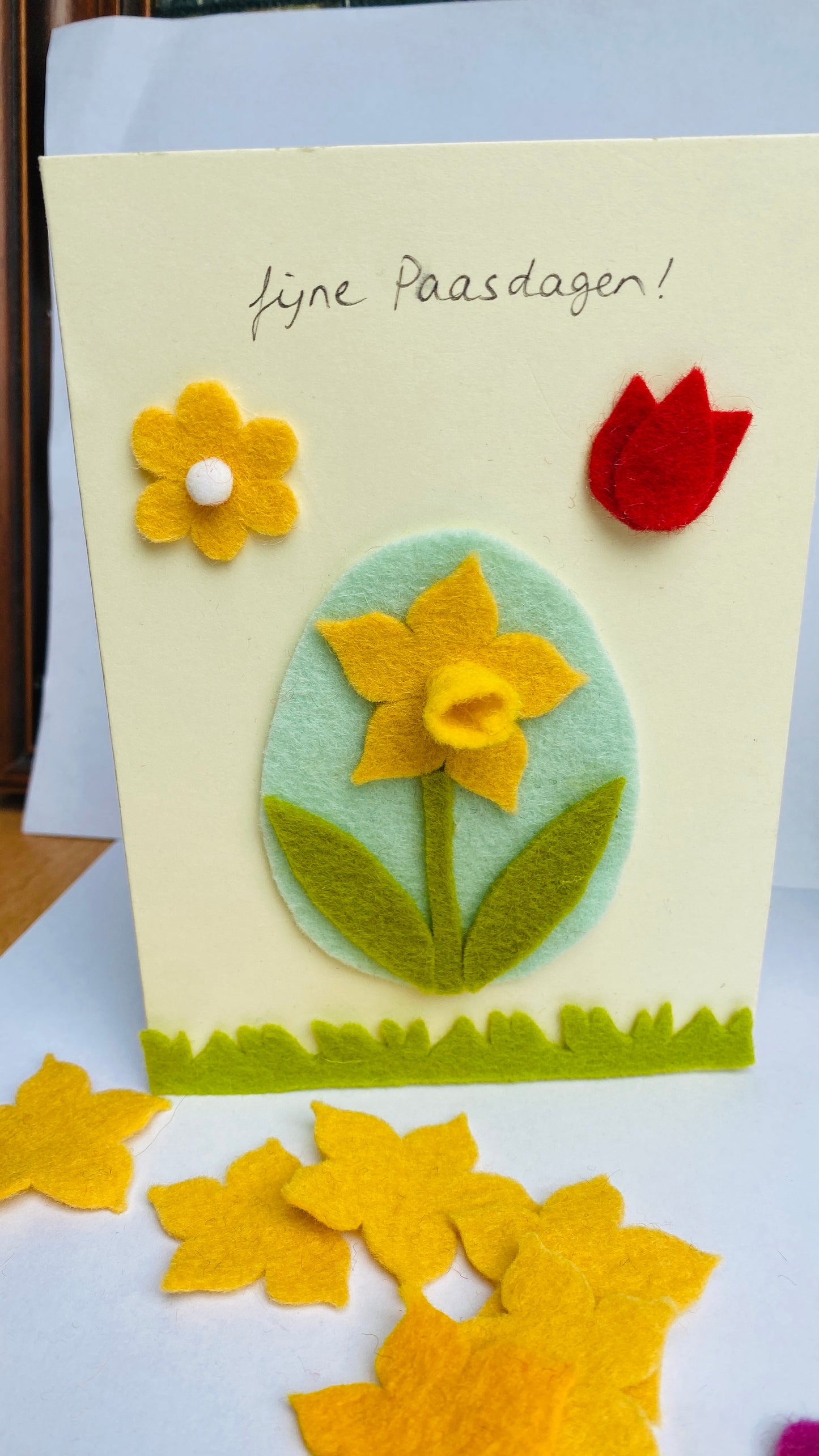 paaskaarten maken met vilt narcis