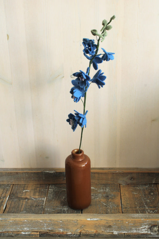 Handgemaakte Vilten Ridderspoor – speelse elegantie die blijft