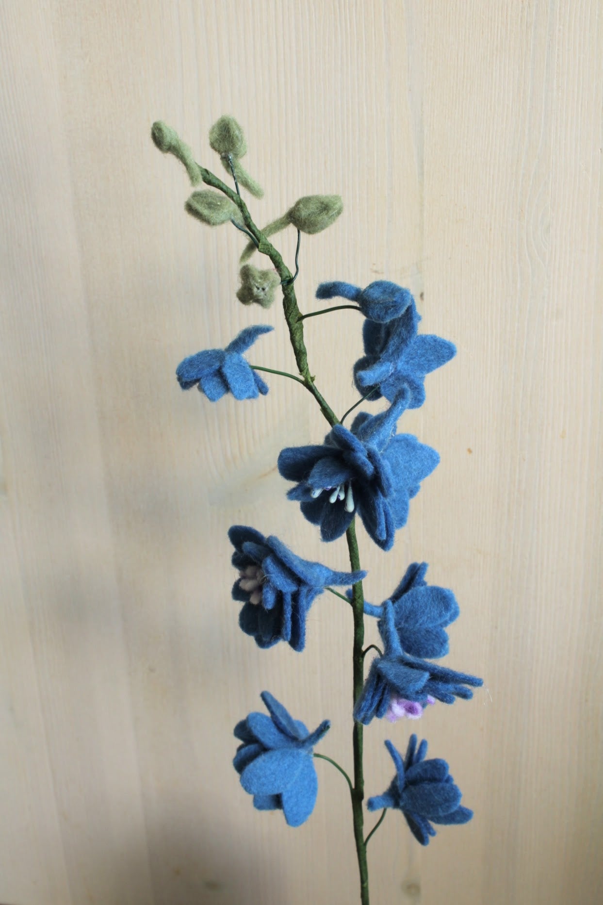 Handgemaakte Vilten Ridderspoor – speelse elegantie die blijft