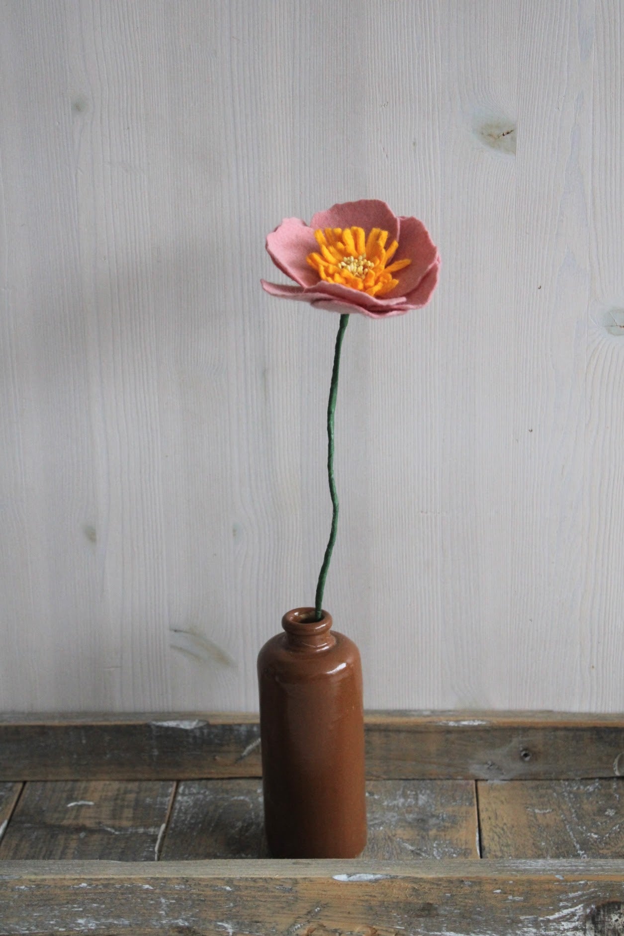 handgemaakte rozen viltbloem anemoon van wolvilt in een bruine fles