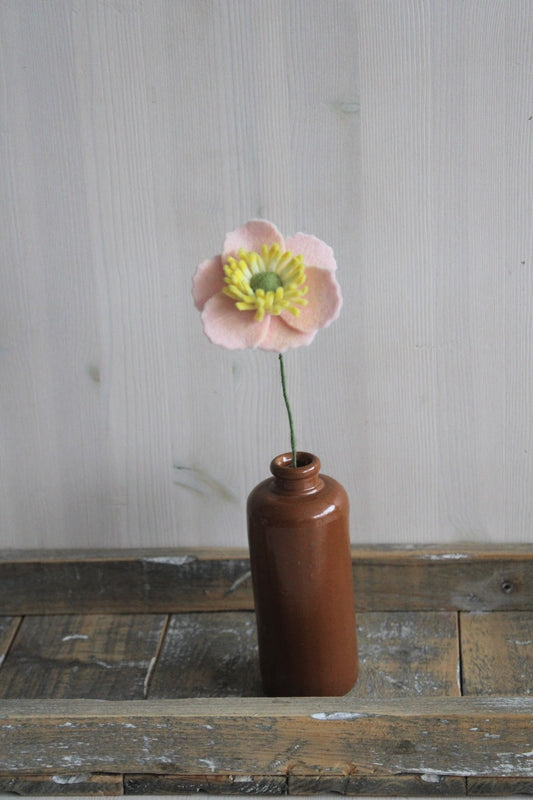 roze anemoon handgemaakte viltbloem in een vaas