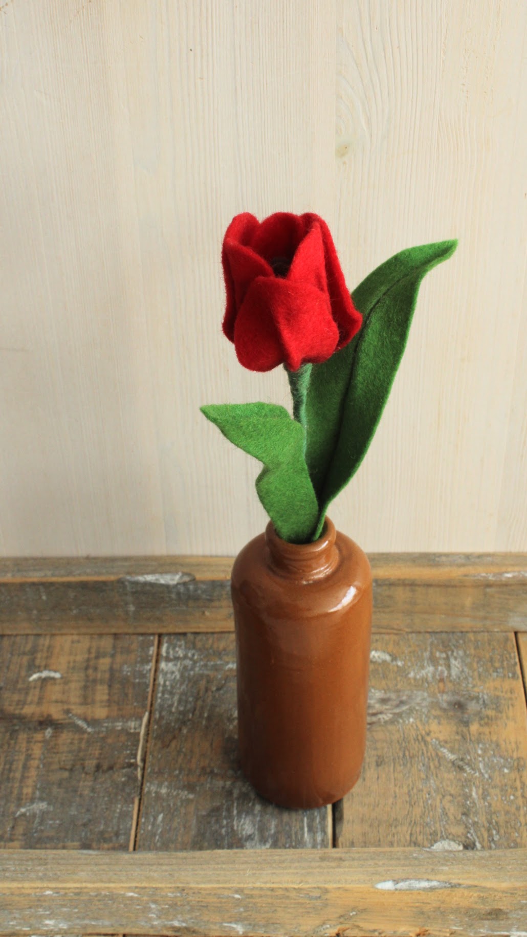 handgemaakte rode tulp bloem van vilt
