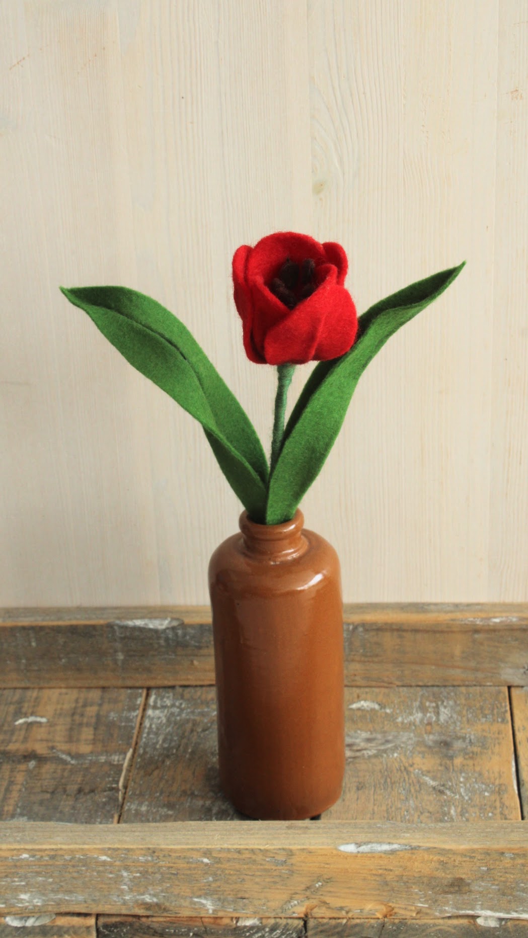 handgemaakte viltbloem tulp in een vaas 