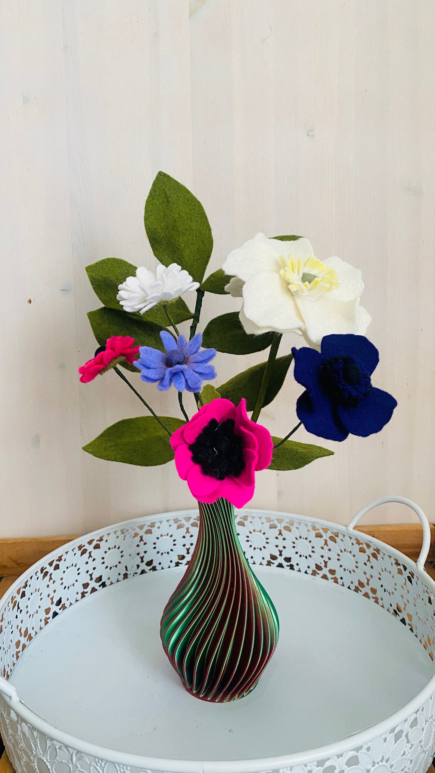 Handgemaakt boeket viltbloemen met anemoon en spaanse margrieten