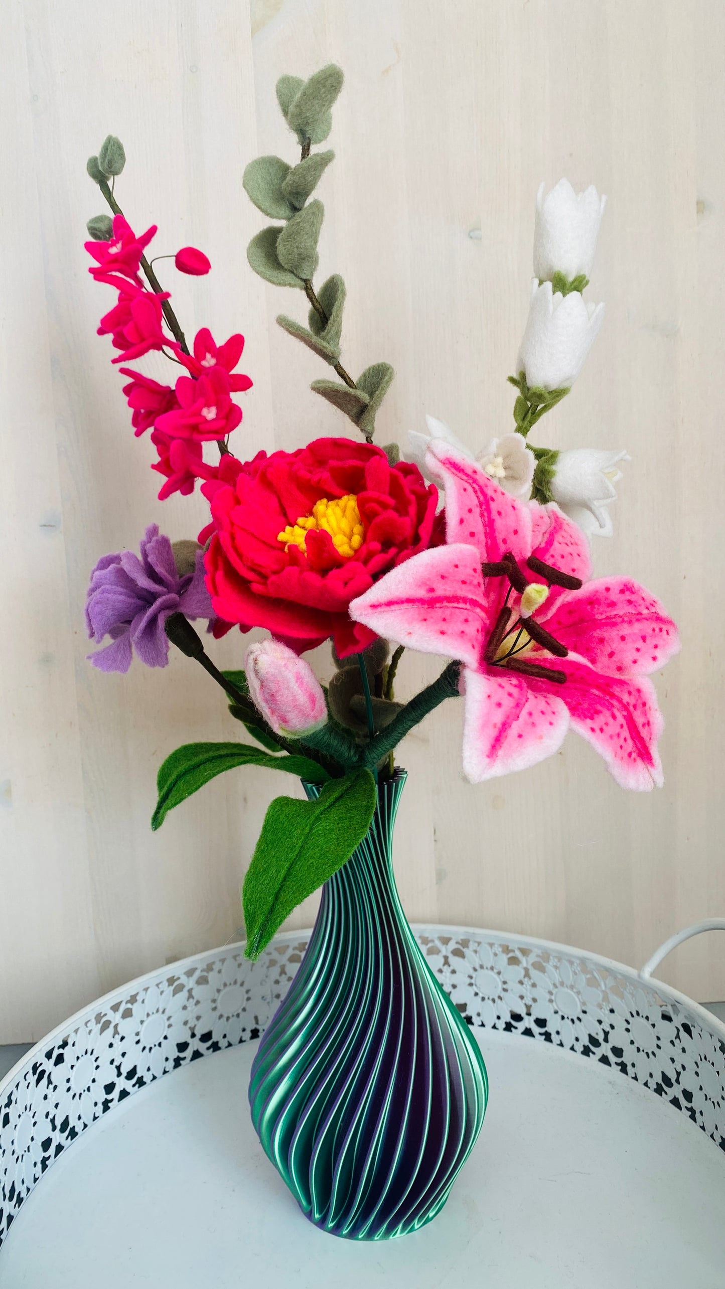 handgemaakt viltbloemen boeket met roze tijgerlelie, anjer, campenula, ridderspoor en pioenroos