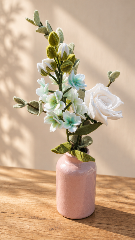 Handgemaakt Boeket viltbloemen met witte violier, witte roos en tak eucalyptus in een roze vaas